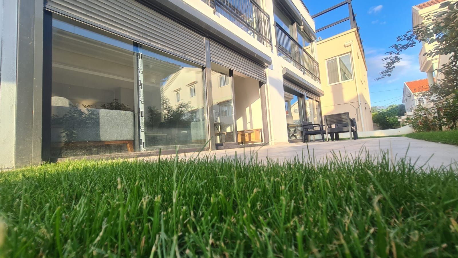 Prodaja jednosobnog stana 69,79 m² (37,49 m² stambenog prostora + terasa 32,30 m²)  u novom kompleksu sa bazenom i parkingom – Kava, Tivat - Amfora Real Estate