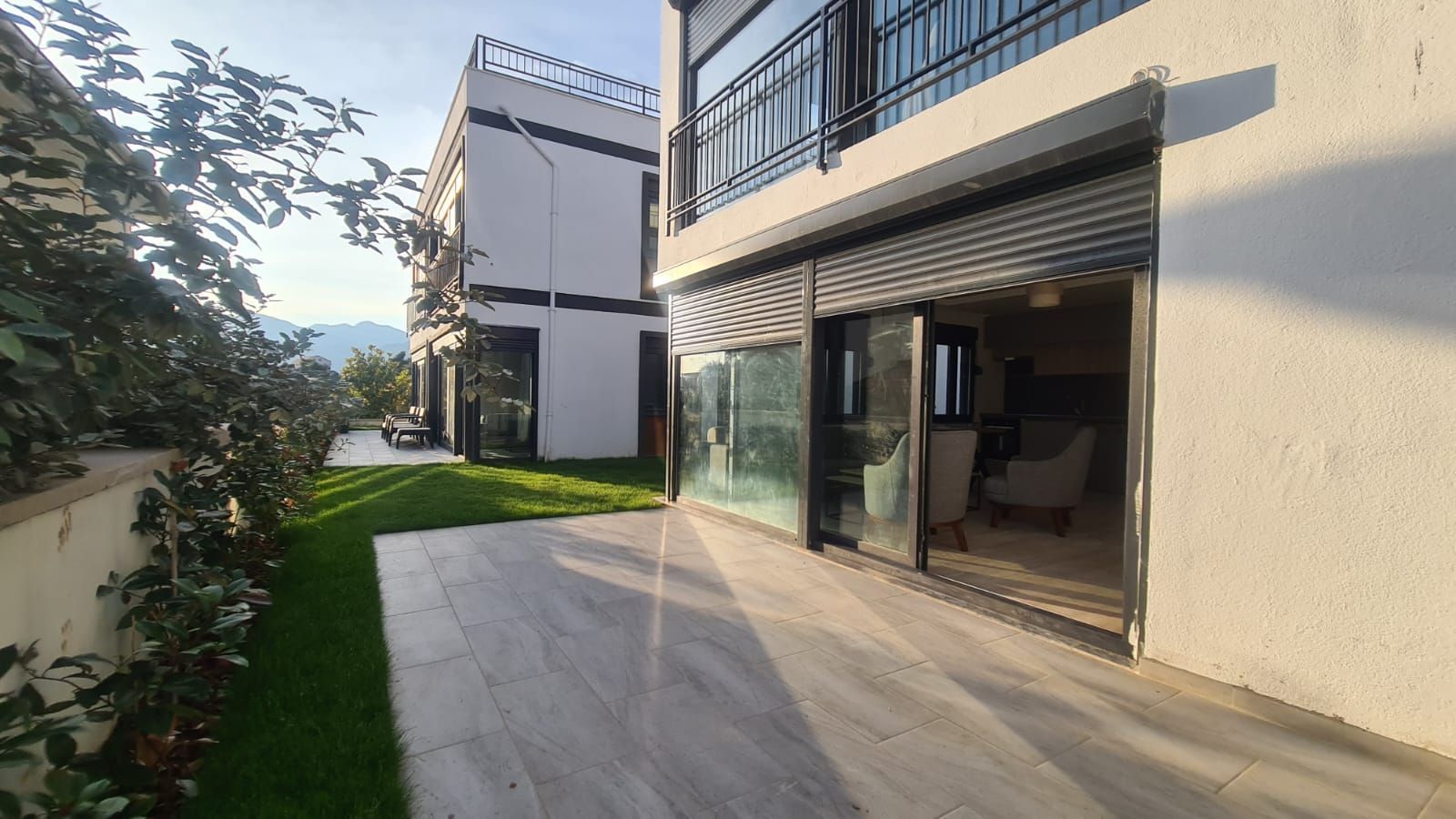 Prodaja jednosobnog stana 69,79 m² (37,49 m² stambenog prostora + terasa 32,30 m²)  u novom kompleksu sa bazenom i parkingom – Kava, Tivat - Amfora Real Estate