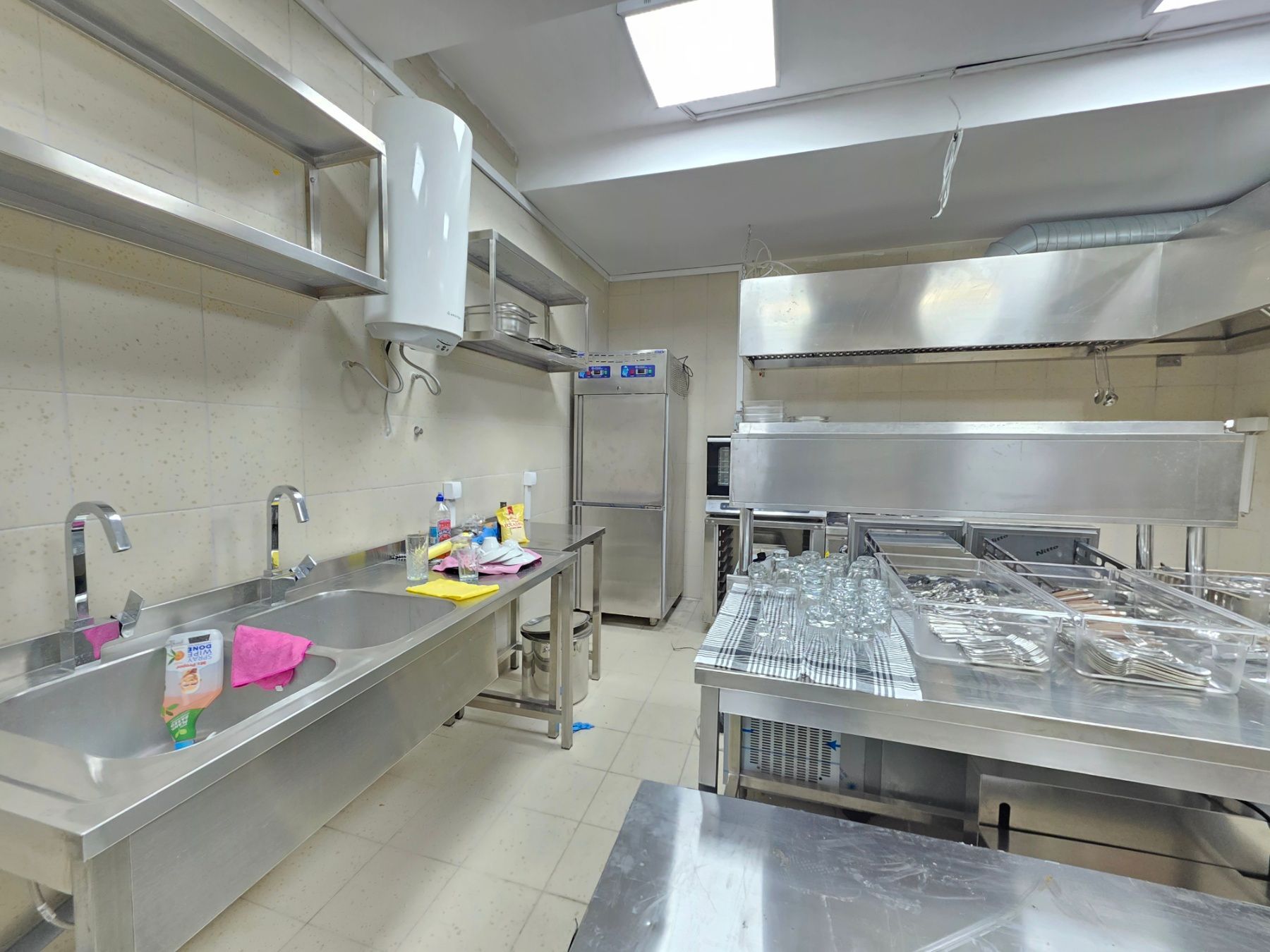 Prodaja luksuzno opremljenog restorana 123 m² – Prva linija, Rafailovići - Amfora Real Estate