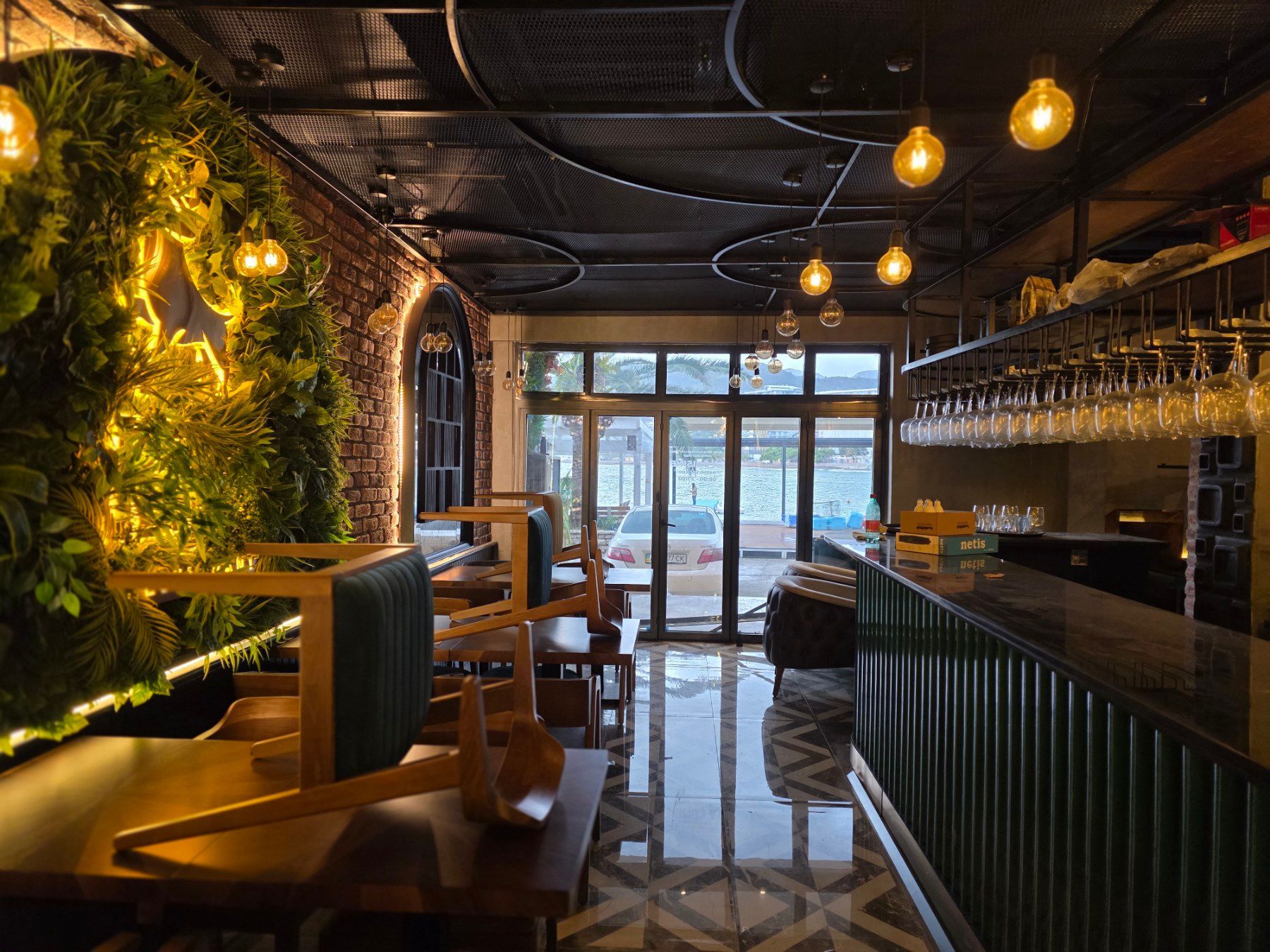 Prodaja luksuzno opremljenog restorana 123 m² – Prva linija, Rafailovići - Amfora Real Estate