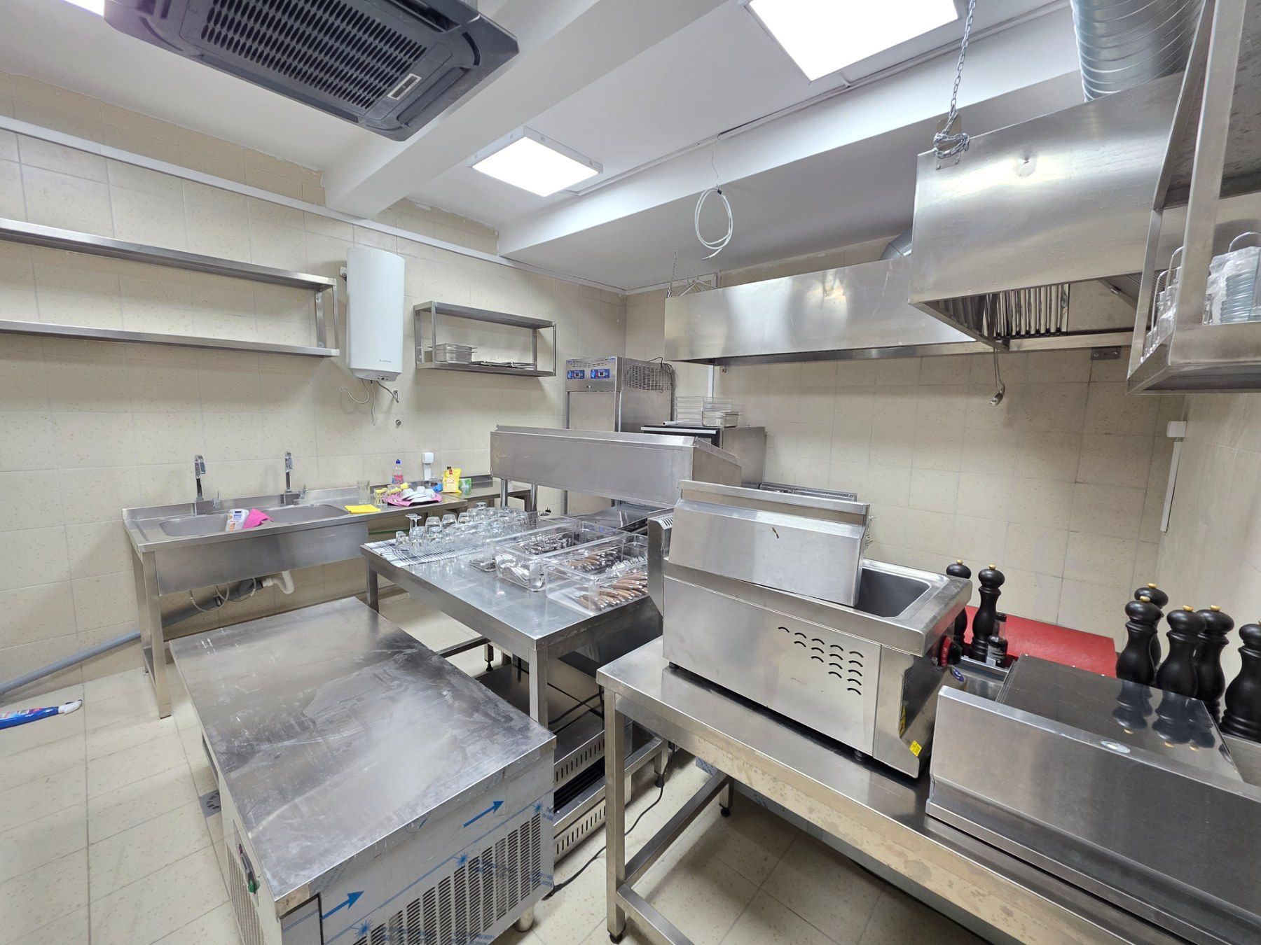 Prodaja luksuzno opremljenog restorana 123 m² – Prva linija, Rafailovići - Amfora Real Estate