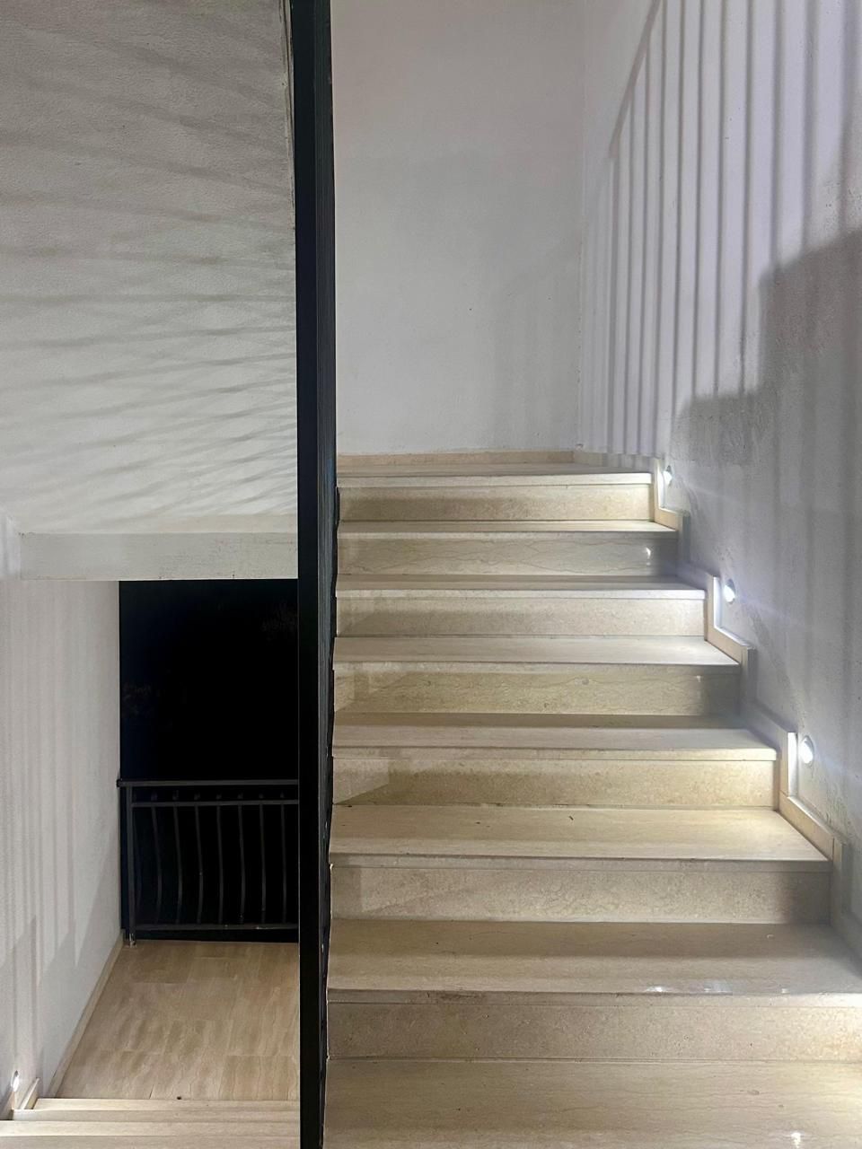 Izdavanje luksuznog trosobnog duplex stana 130 m² sa parkingom i teretanom– Mazina, Tivat - Amfora Real Estate