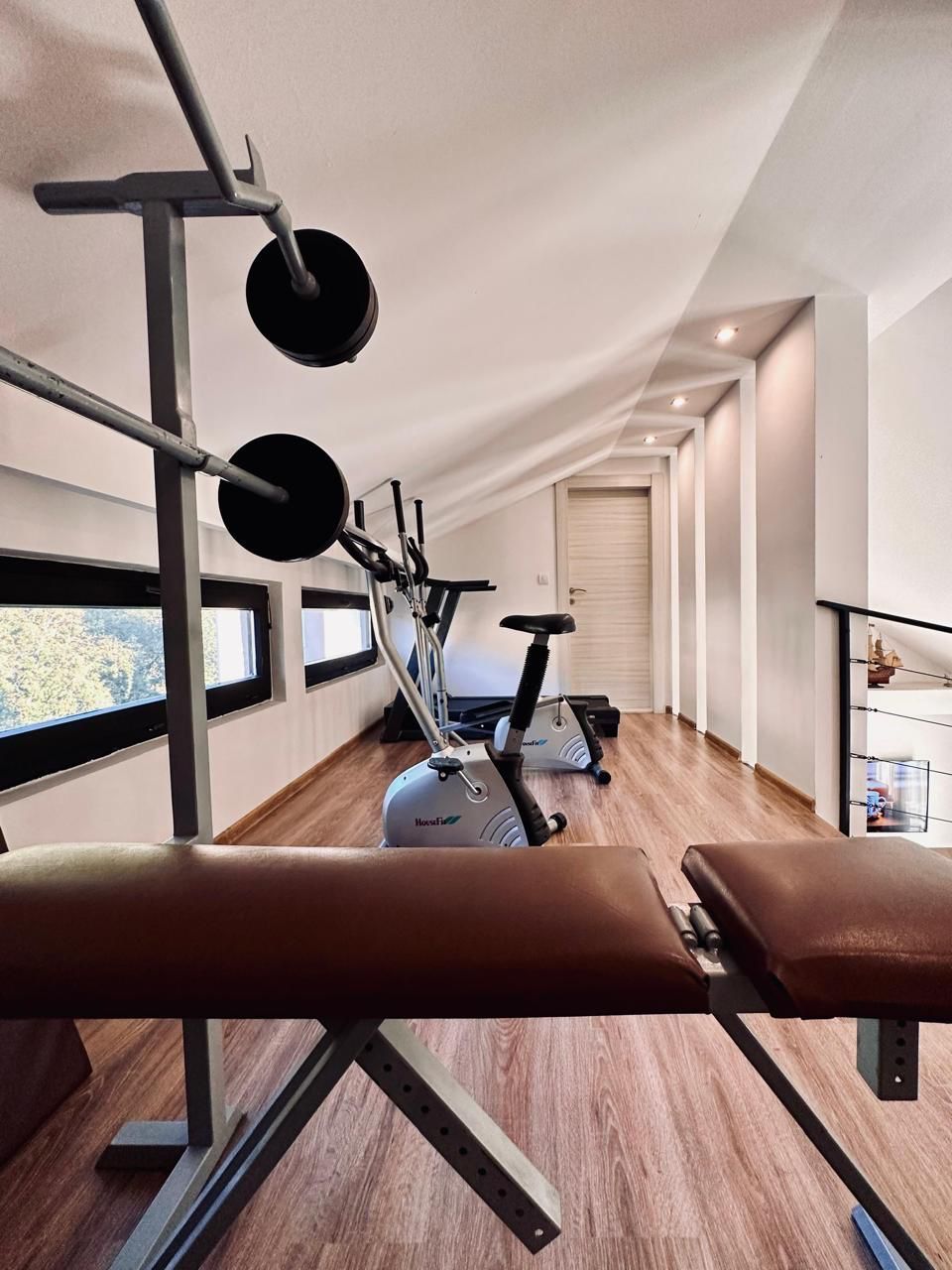 Izdavanje luksuznog trosobnog duplex stana 130 m² sa parkingom i teretanom– Mazina, Tivat - Amfora Real Estate