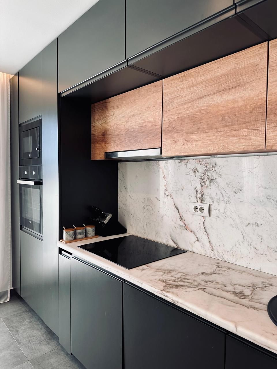 Izdavanje luksuznog trosobnog duplex stana 130 m² sa parkingom i teretanom– Mazina, Tivat - Amfora Real Estate