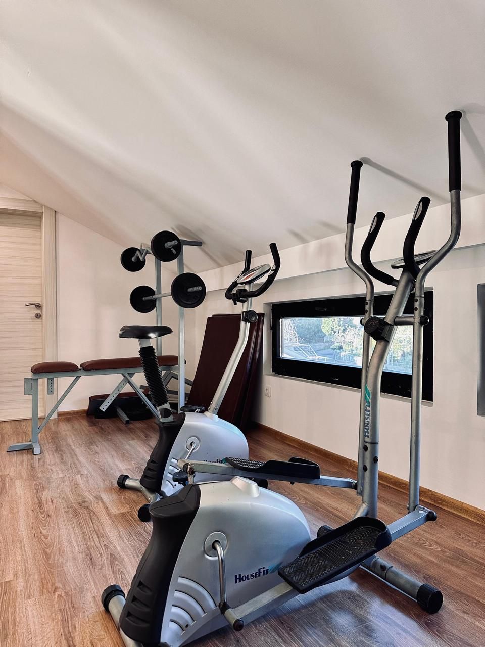 Izdavanje luksuznog trosobnog duplex stana 130 m² sa parkingom i teretanom– Mazina, Tivat - Amfora Real Estate