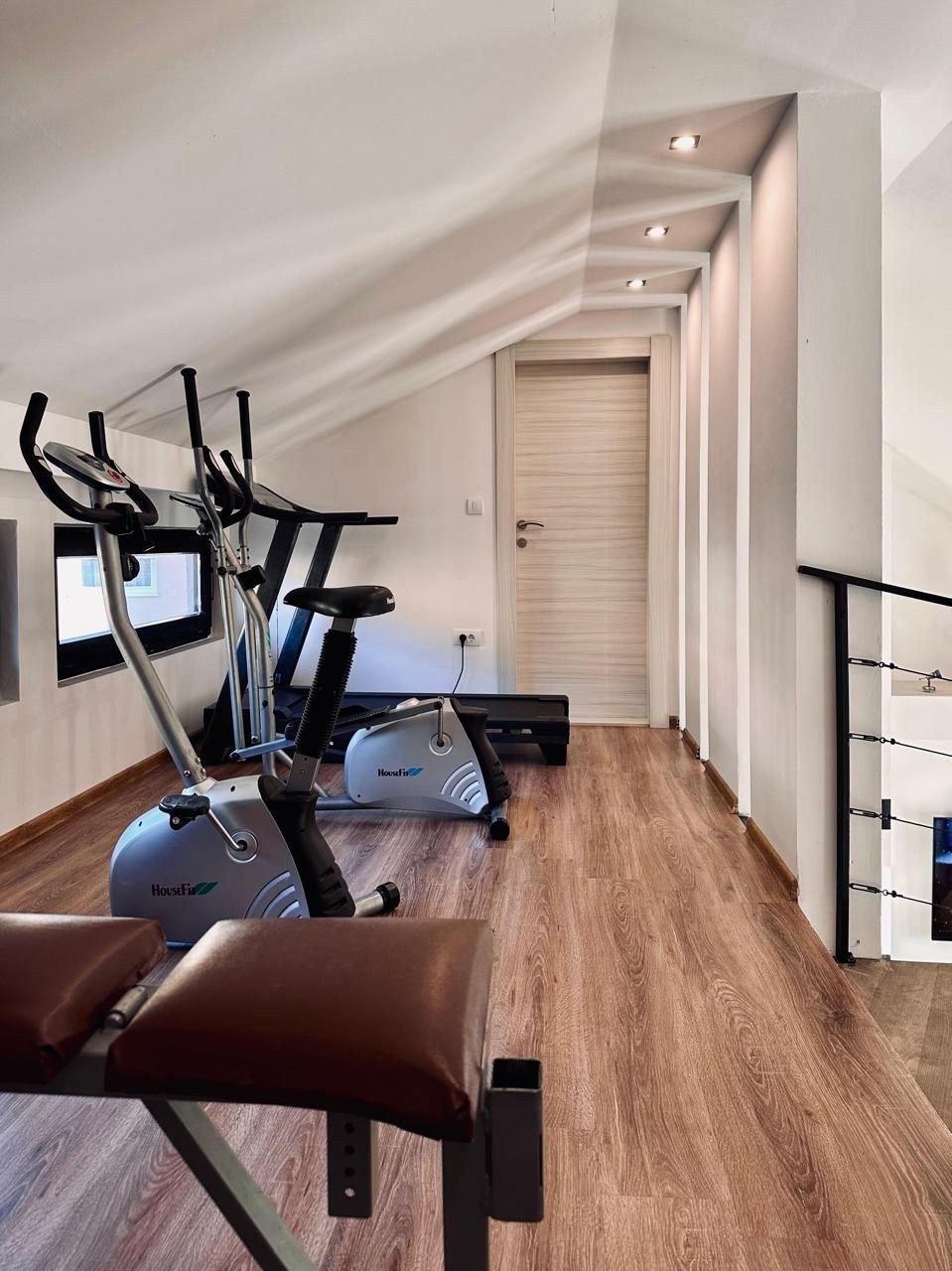 Izdavanje luksuznog trosobnog duplex stana 130 m² sa parkingom i teretanom– Mazina, Tivat - Amfora Real Estate