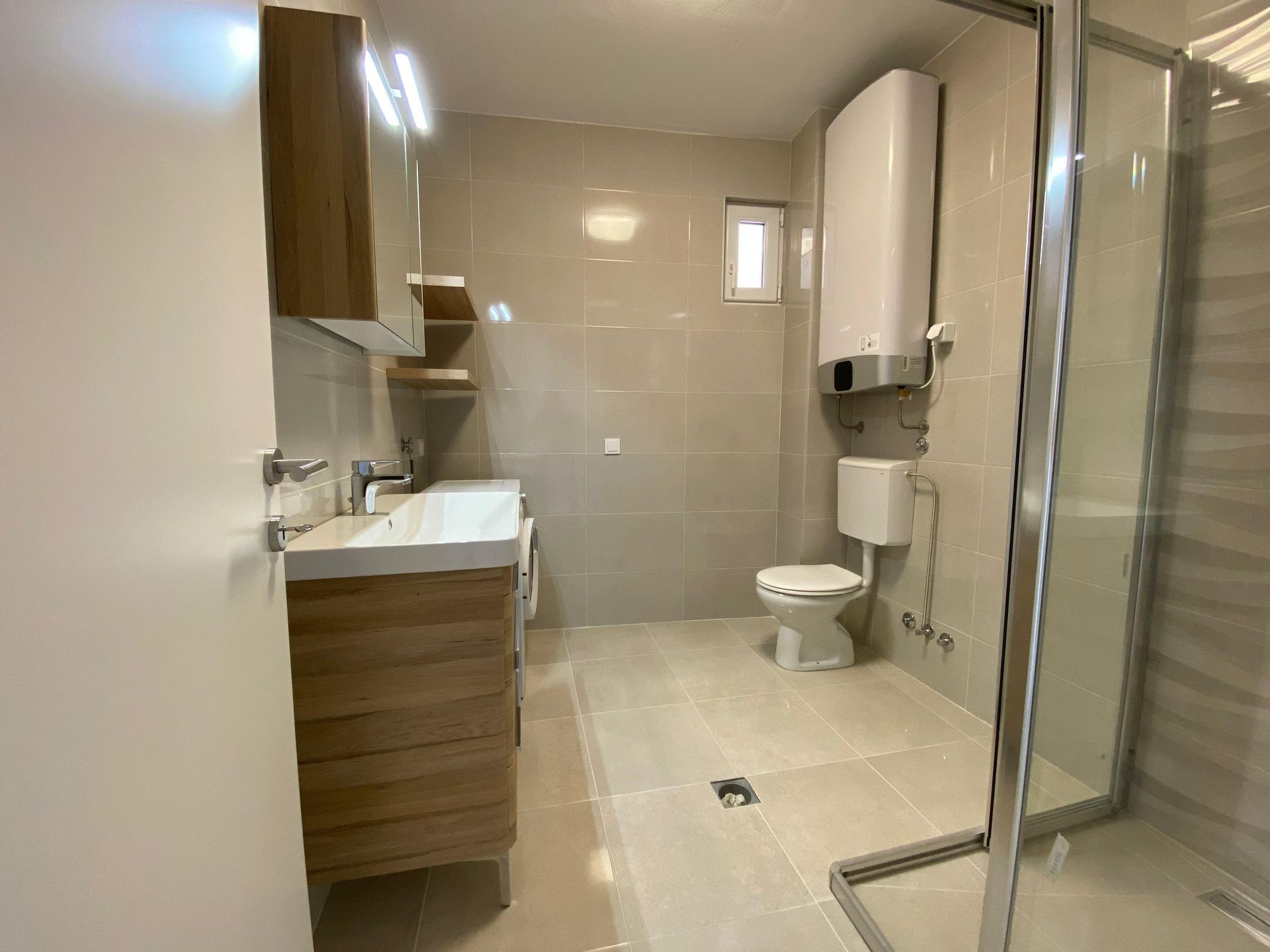 Izdaje se prostran trosoban stan 120 m² sa pogledom na more – Bečići, Budva (na period do 15.05.2026, režije uključene u cenu) - Amfora Real Estate