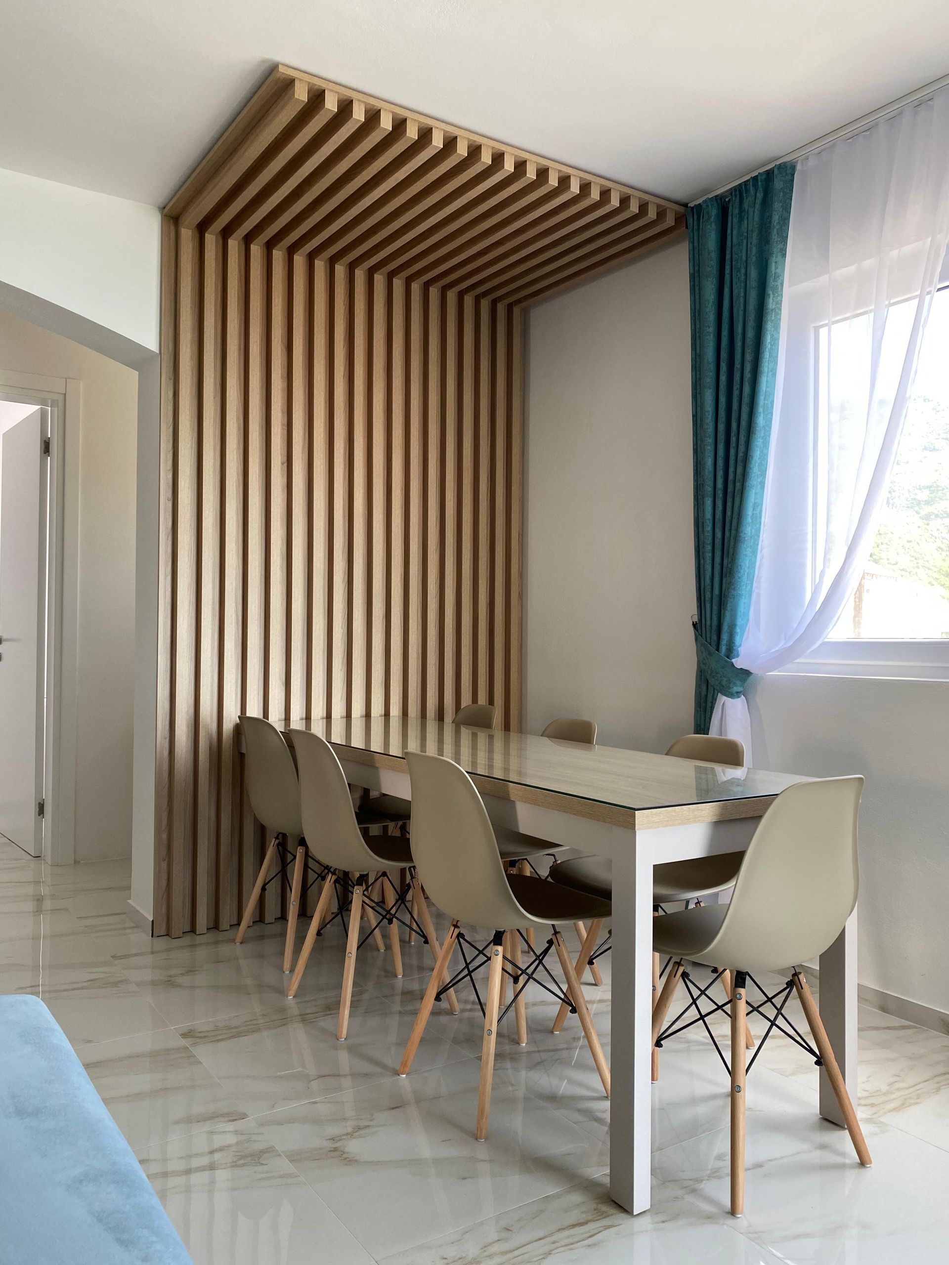 Izdaje se prostran trosoban stan 120 m² sa pogledom na more – Bečići, Budva (na period do 15.05.2026, režije uključene u cenu) - Amfora Real Estate