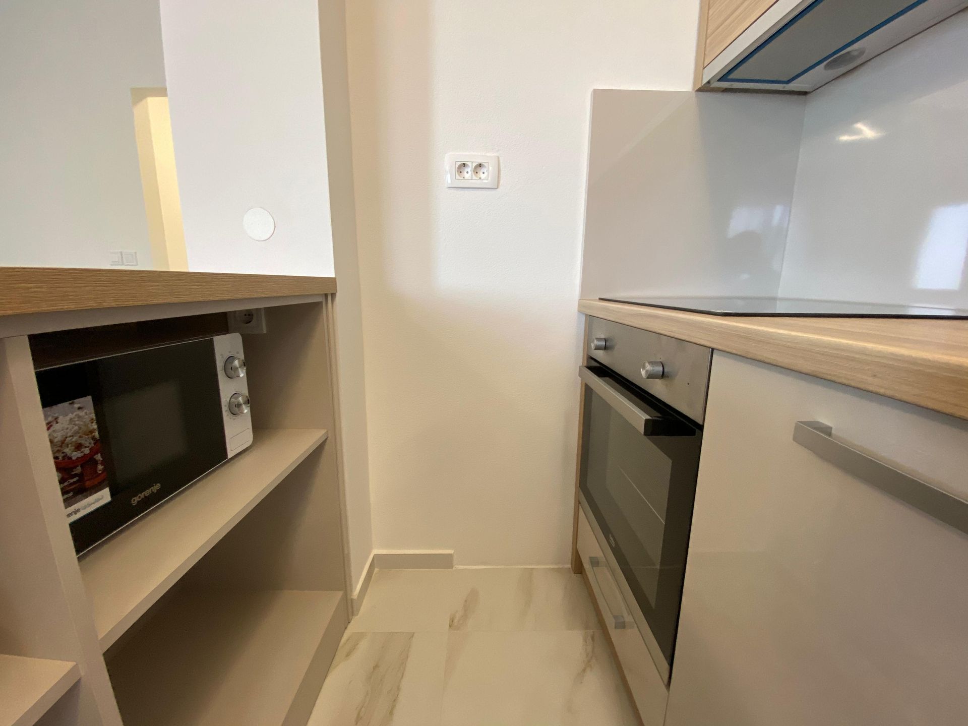 Izdaje se prostran trosoban stan 120 m² sa pogledom na more – Bečići, Budva (na period do 15.05.2026, režije uključene u cenu) - Amfora Real Estate