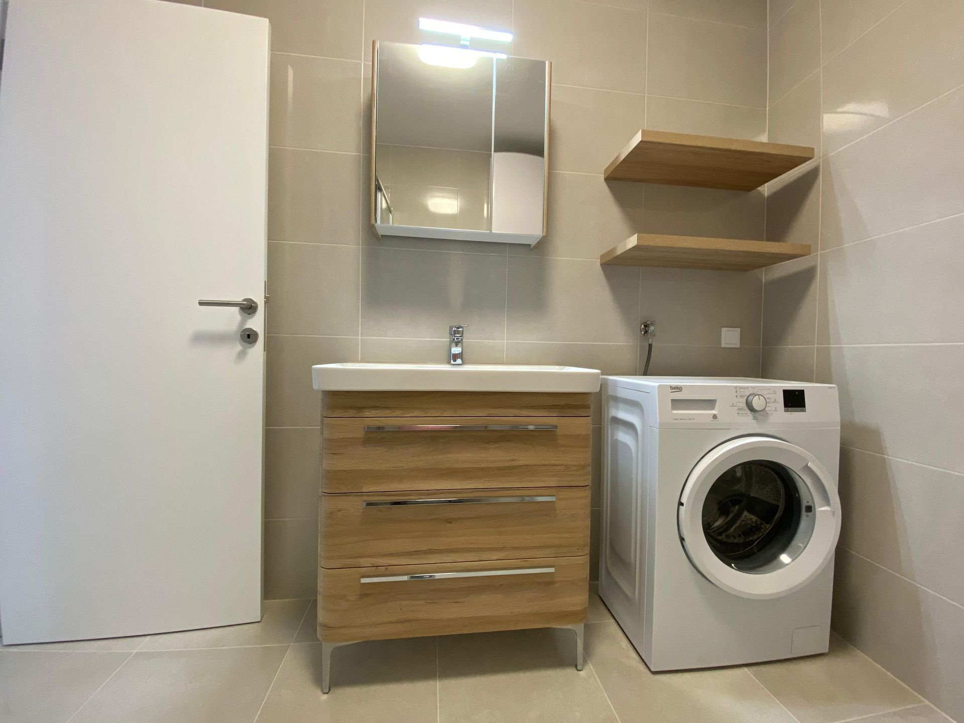 Izdaje se prostran trosoban stan 120 m² sa pogledom na more – Bečići, Budva (na period do 15.05.2026, režije uključene u cenu) - Amfora Real Estate