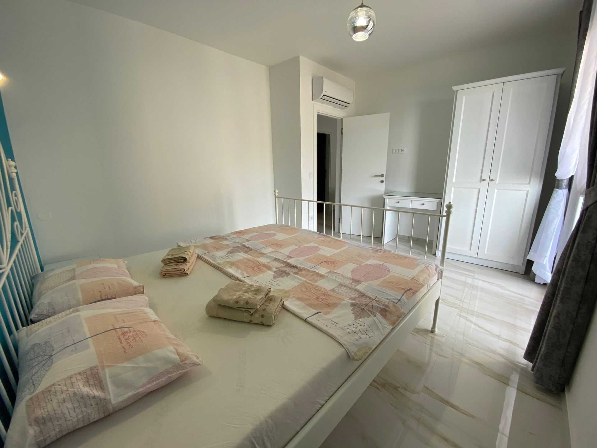 Izdaje se prostran trosoban stan 120 m² sa pogledom na more – Bečići, Budva (na period do 15.05.2026, režije uključene u cenu) - Amfora Real Estate