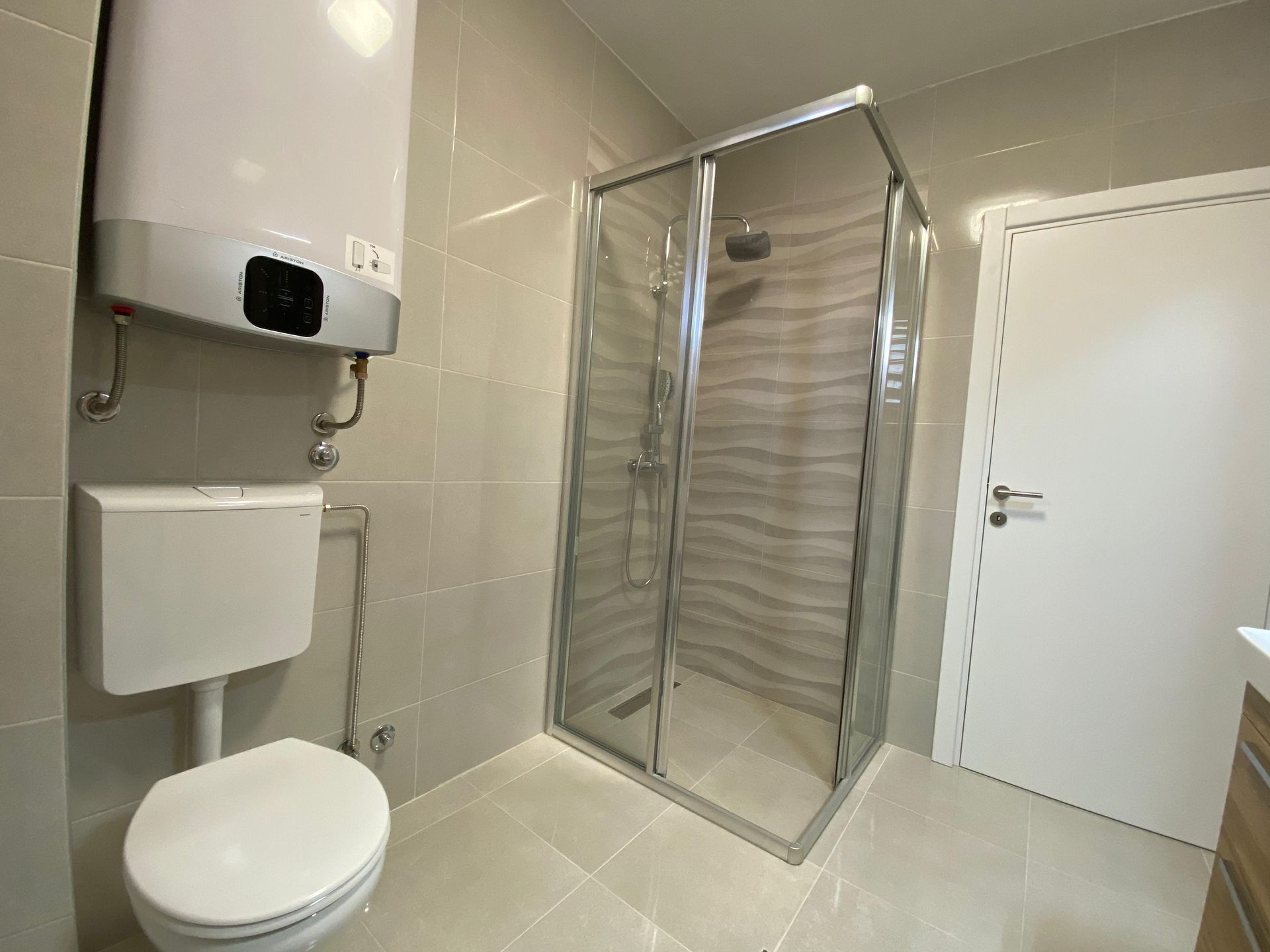 Izdaje se prostran trosoban stan 120 m² sa pogledom na more – Bečići, Budva (na period do 15.05.2026, režije uključene u cenu) - Amfora Real Estate