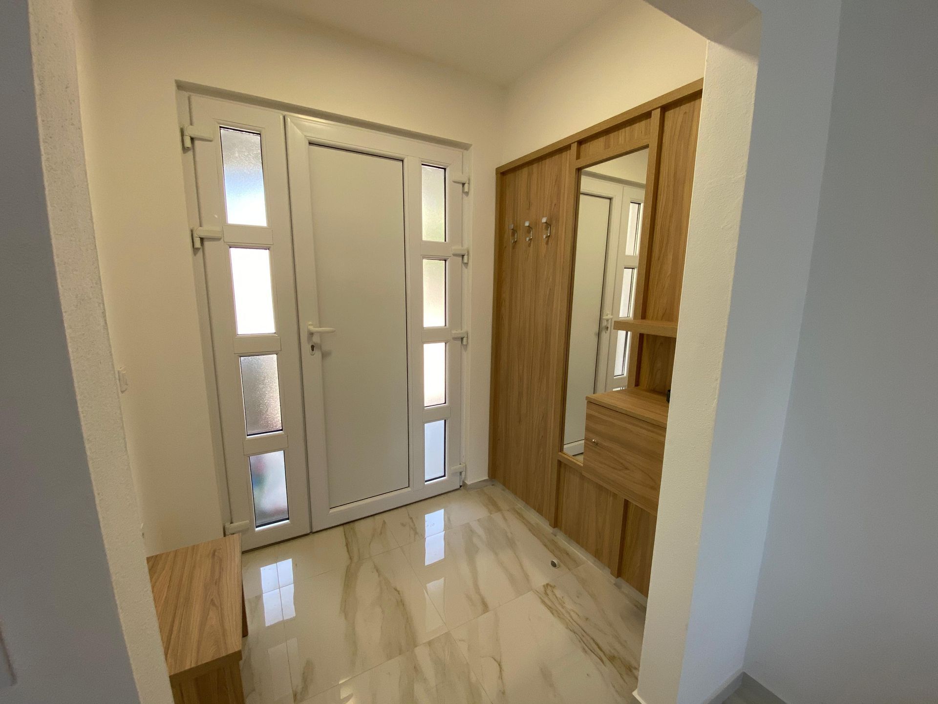 Izdaje se prostran trosoban stan 120 m² sa pogledom na more – Bečići, Budva (na period do 15.05.2026, režije uključene u cenu) - Amfora Real Estate