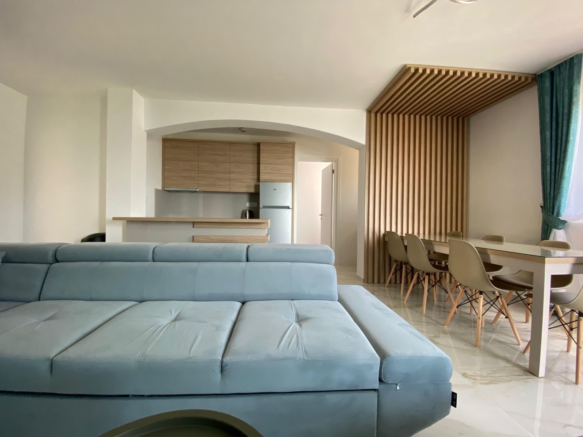 Izdaje se prostran trosoban stan 120 m² sa pogledom na more – Bečići, Budva (na period do 15.05.2026, režije uključene u cenu) - Amfora Real Estate