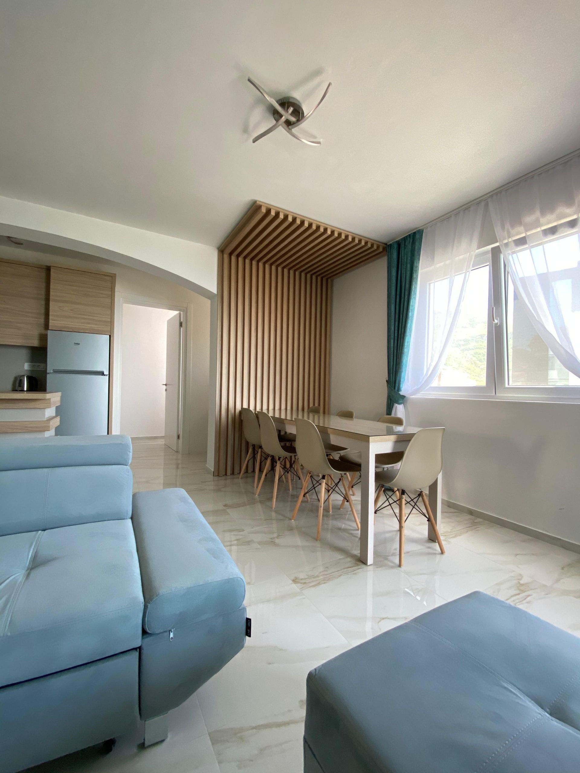 Izdaje se prostran trosoban stan 120 m² sa pogledom na more – Bečići, Budva (na period do 15.05.2026, režije uključene u cenu) - Amfora Real Estate