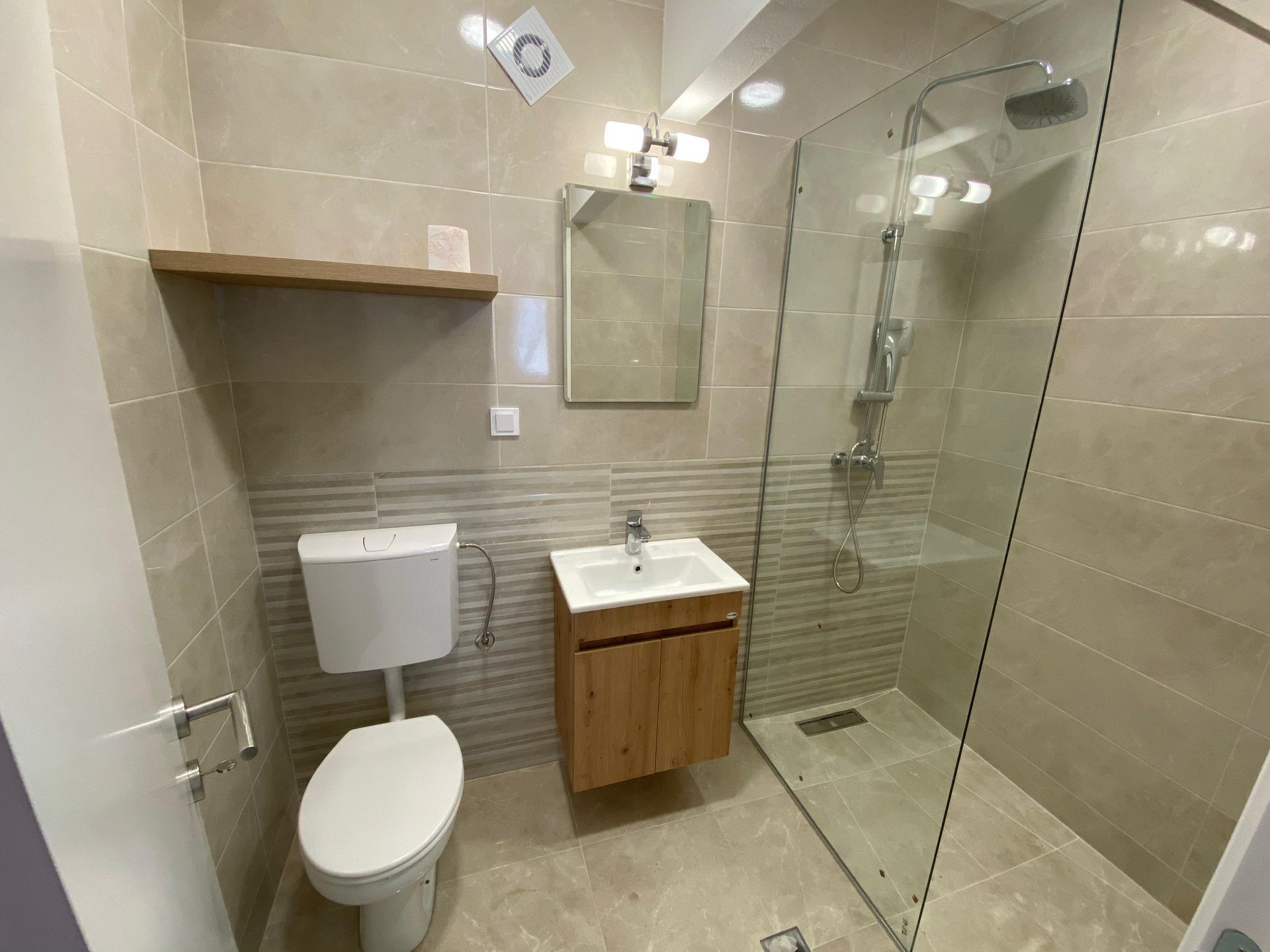 Izdaje se prostran trosoban stan 120 m² sa pogledom na more – Bečići, Budva (na period do 15.05.2026, režije uključene u cenu) - Amfora Real Estate