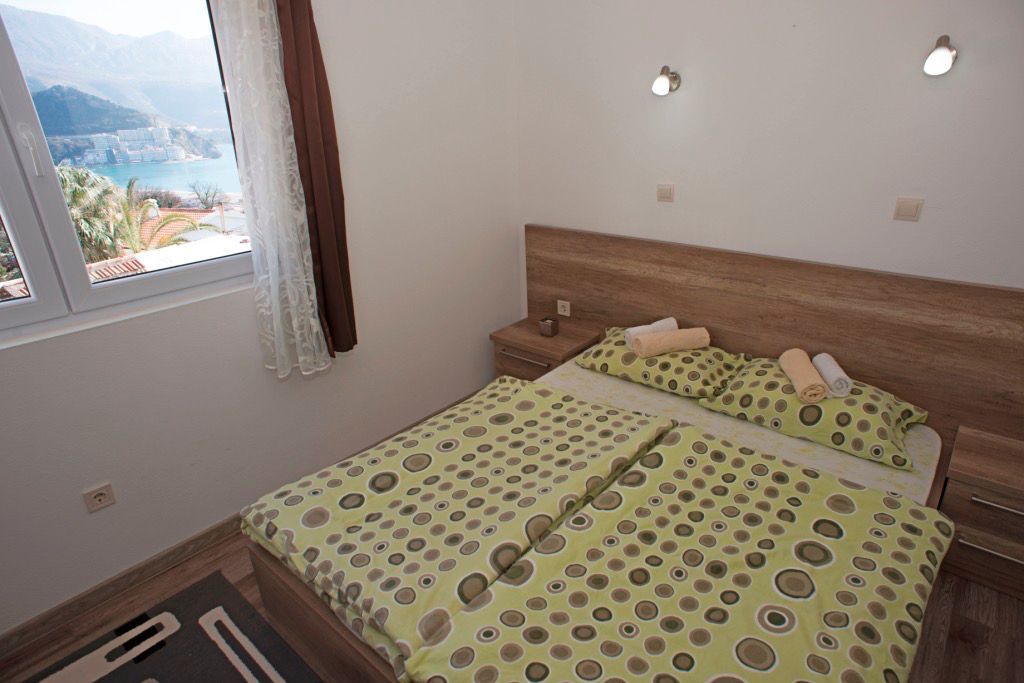 Izdaje se jednosoban stan 42m² sa pogledom na more – Bečići, Budva (na period do 15.05.2026,svi racuni ukljuceni u cenu) - Amfora Real Estate