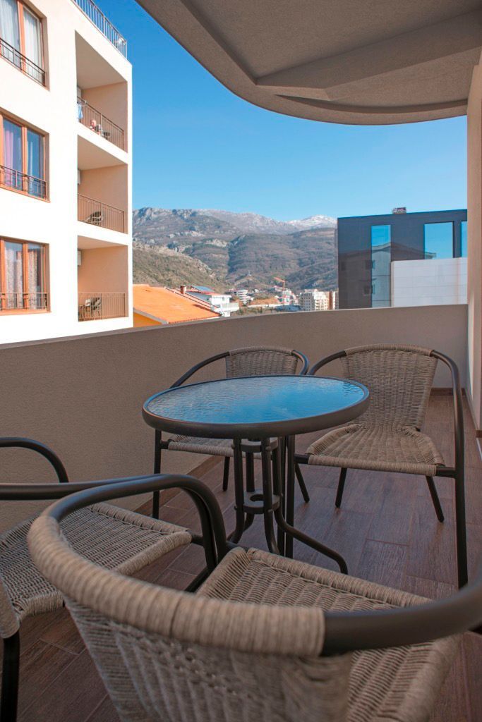 Izdaje se jednosoban stan 42m² sa pogledom na more – Bečići, Budva (na period do 15.05.2026,svi racuni ukljuceni u cenu) - Amfora Real Estate