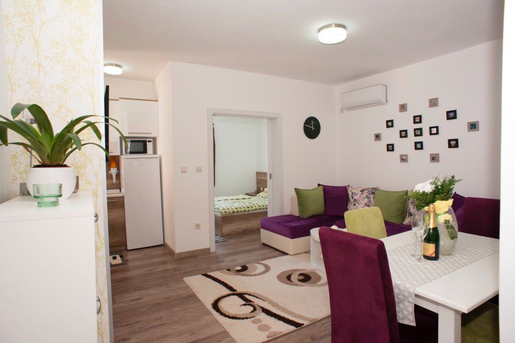 Izdaje se jednosoban stan 42m² sa pogledom na more – Bečići, Budva (na period do 15.05.2026,svi racuni ukljuceni u cenu) - Amfora Real Estate