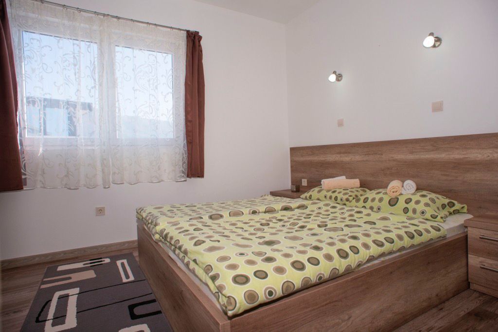 Izdaje se jednosoban stan 42m² sa pogledom na more – Bečići, Budva (na period do 15.05.2026,svi racuni ukljuceni u cenu) - Amfora Real Estate