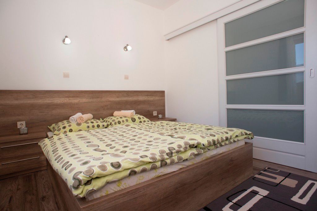 Izdaje se jednosoban stan 42m² sa pogledom na more – Bečići, Budva (na period do 15.05.2026,svi racuni ukljuceni u cenu) - Amfora Real Estate