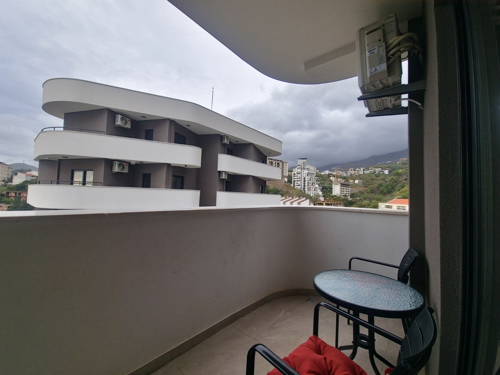 Nov jednosoban stan sa pogledom na more i garaznim mestom u luksuznom kompleksu 