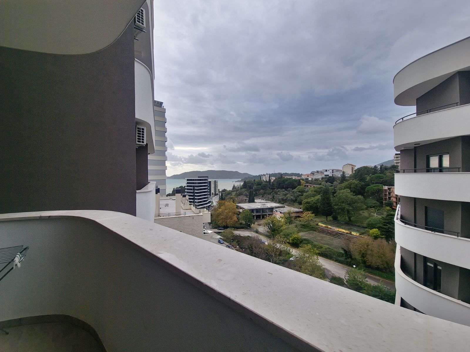 Nov jednosoban stan sa pogledom na more i garaznim mestom u luksuznom kompleksu 