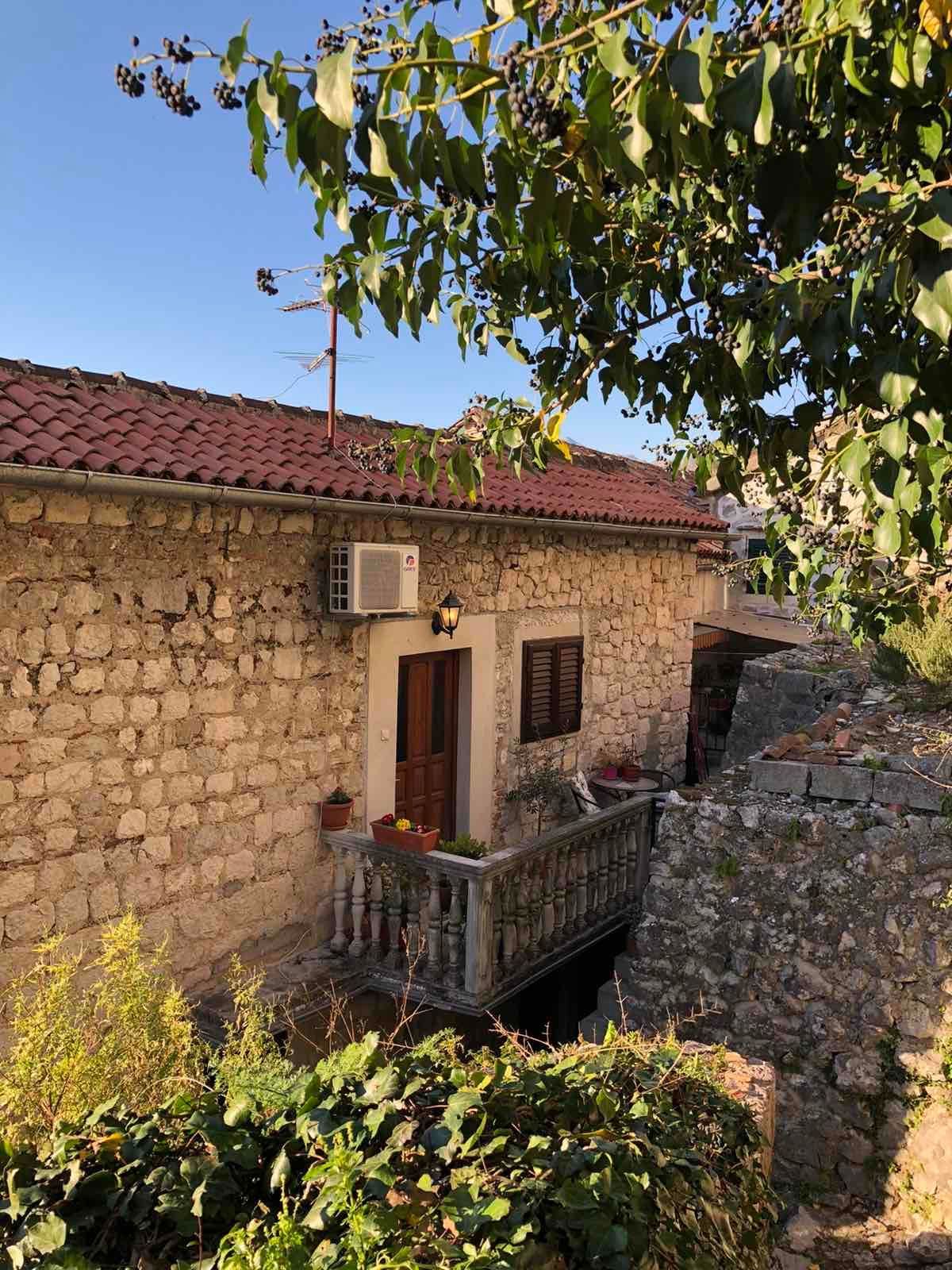 Prodaja dvosobnog stana 50 m² + vrt 30 m² – Stari Grad, Kotor - Amfora Real Estate