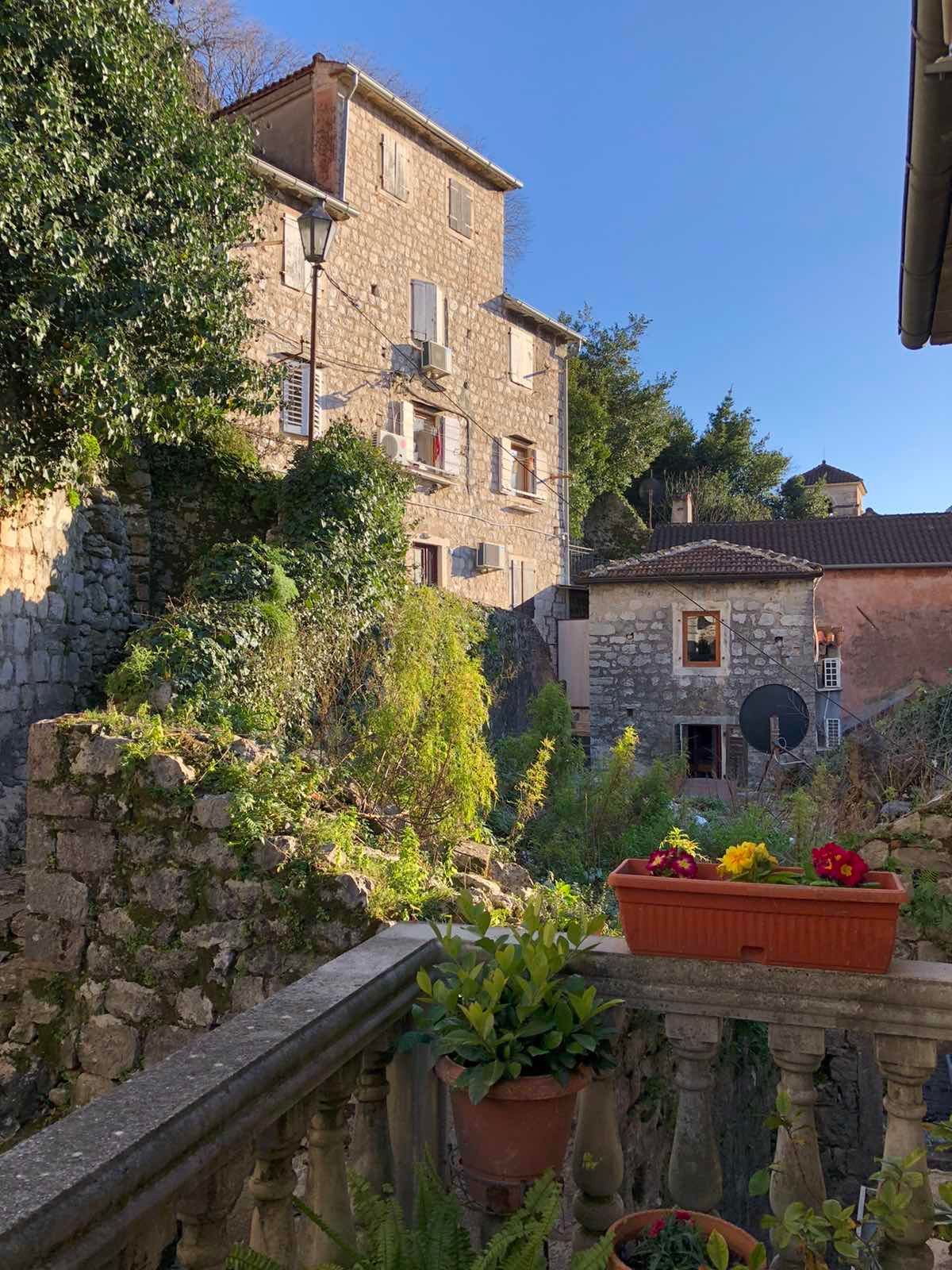 Prodaja dvosobnog stana 50 m² + vrt 30 m² – Stari Grad, Kotor - Amfora Real Estate