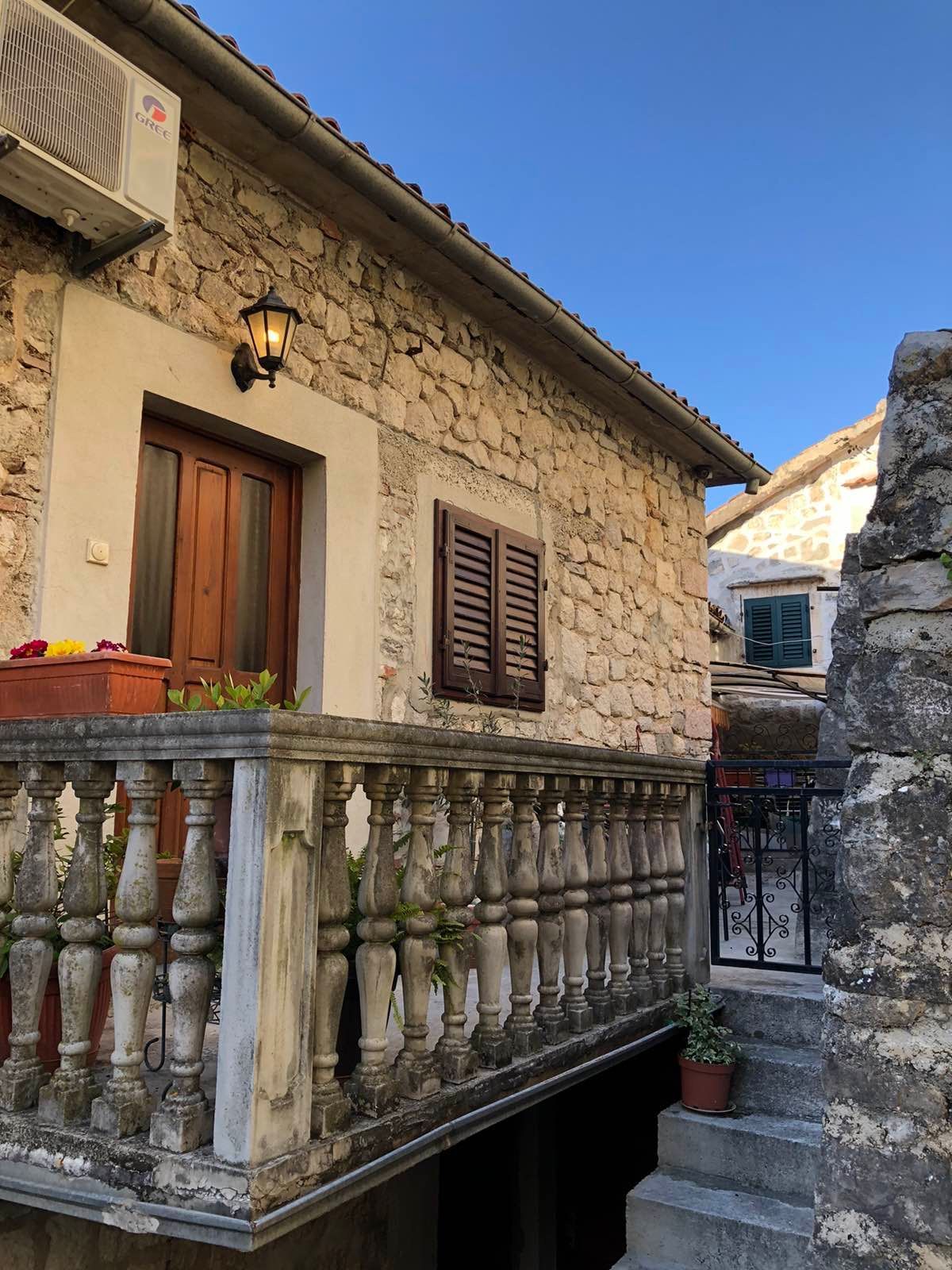 Prodaja dvosobnog stana 50 m² + vrt 30 m² – Stari Grad, Kotor - Amfora Real Estate