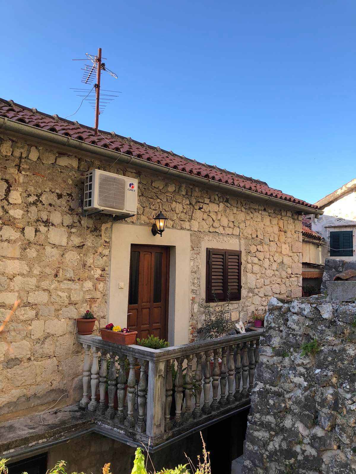 Prodaja dvosobnog stana 50 m² + vrt 30 m² – Stari Grad, Kotor - Amfora Real Estate