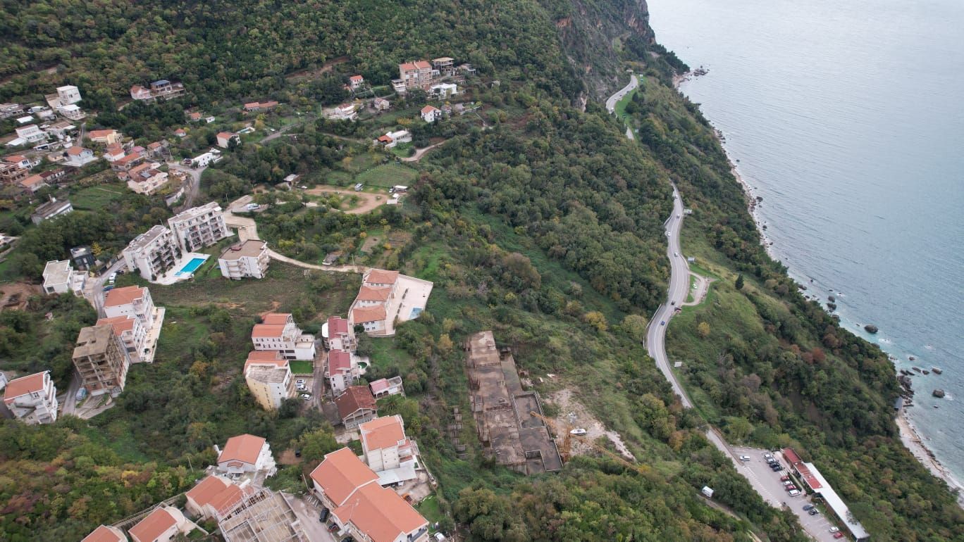 Prodaja neurbanizovanog zemljišta 1000m² sa pogledom na more – Prijevor, Budva - Amfora Real Estate