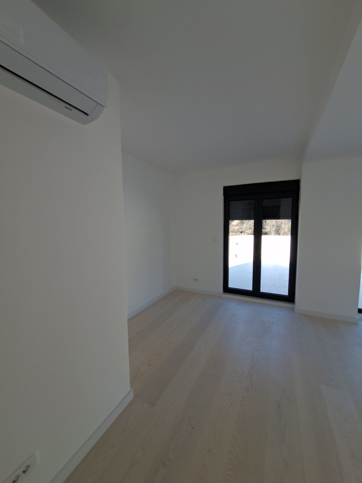 Na prodaju je nov, luksuzni trosoban penthouse površine 146 m², sa dodatnih 120 m² krovne terase i dva garažna mesta- Dubovica Lux, Budva - Amfora Real Estate