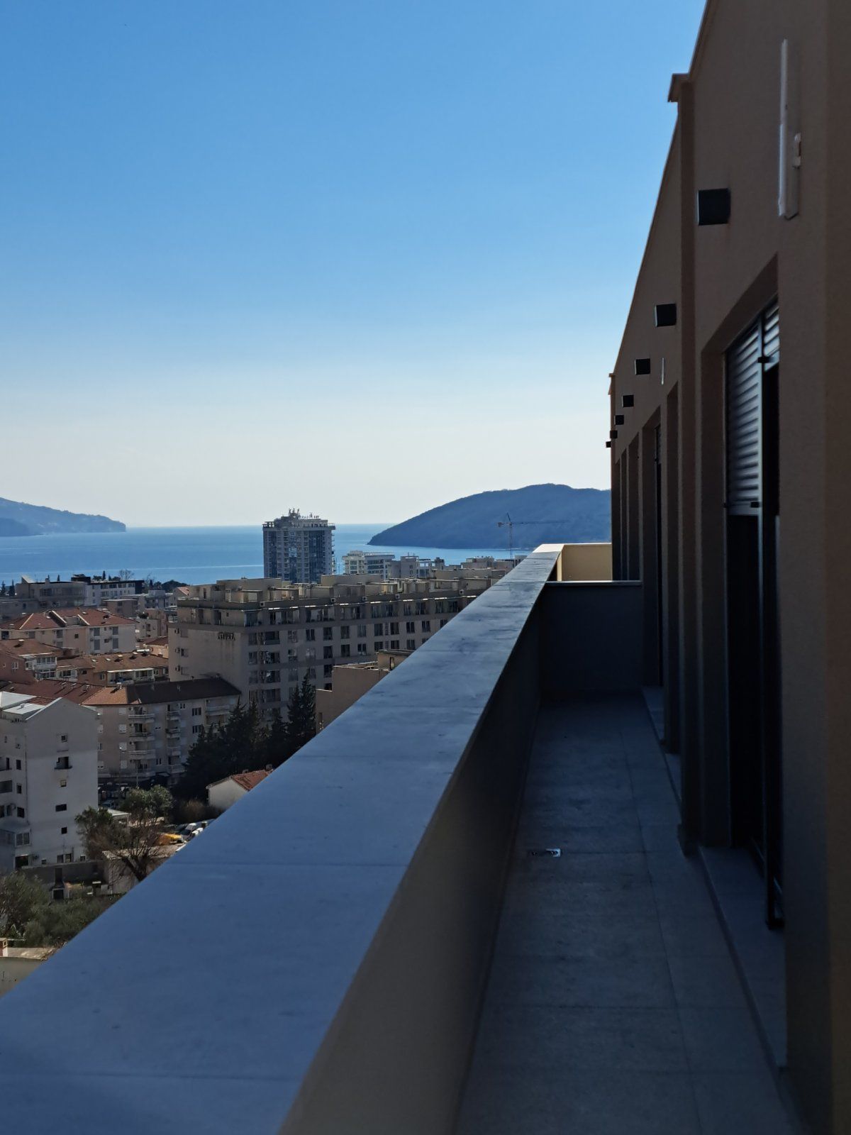 Na prodaju je nov, luksuzni trosoban penthouse površine 146 m², sa dodatnih 120 m² krovne terase i dva garažna mesta- Dubovica Lux, Budva - Amfora Real Estate