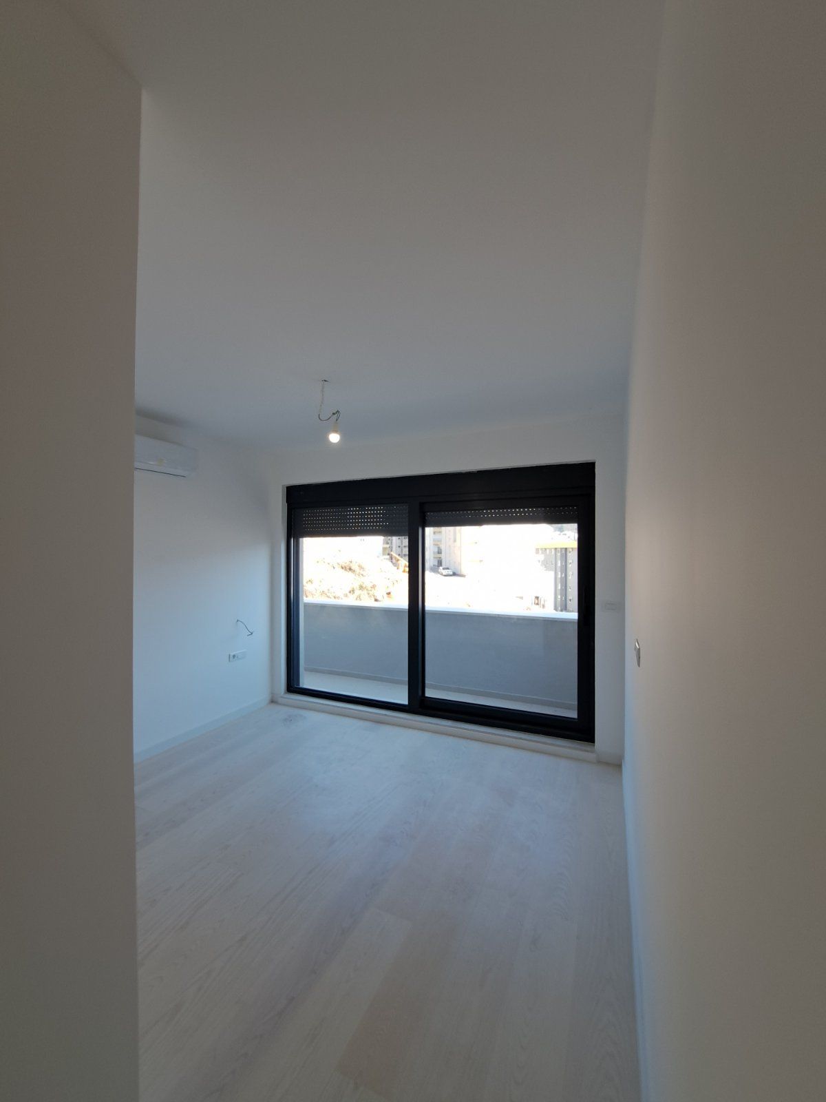 Na prodaju je nov, luksuzni trosoban penthouse površine 146 m², sa dodatnih 120 m² krovne terase i dva garažna mesta- Dubovica Lux, Budva - Amfora Real Estate