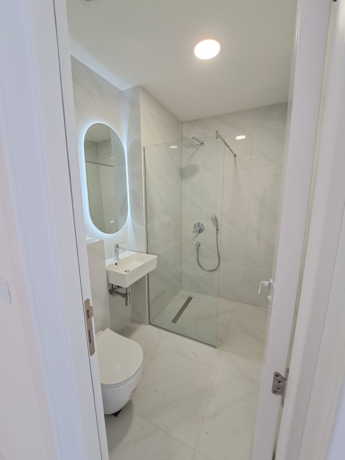 Na prodaju je nov, luksuzni trosoban penthouse površine 146 m², sa dodatnih 120 m² krovne terase i dva garažna mesta- Dubovica Lux, Budva - Amfora Real Estate