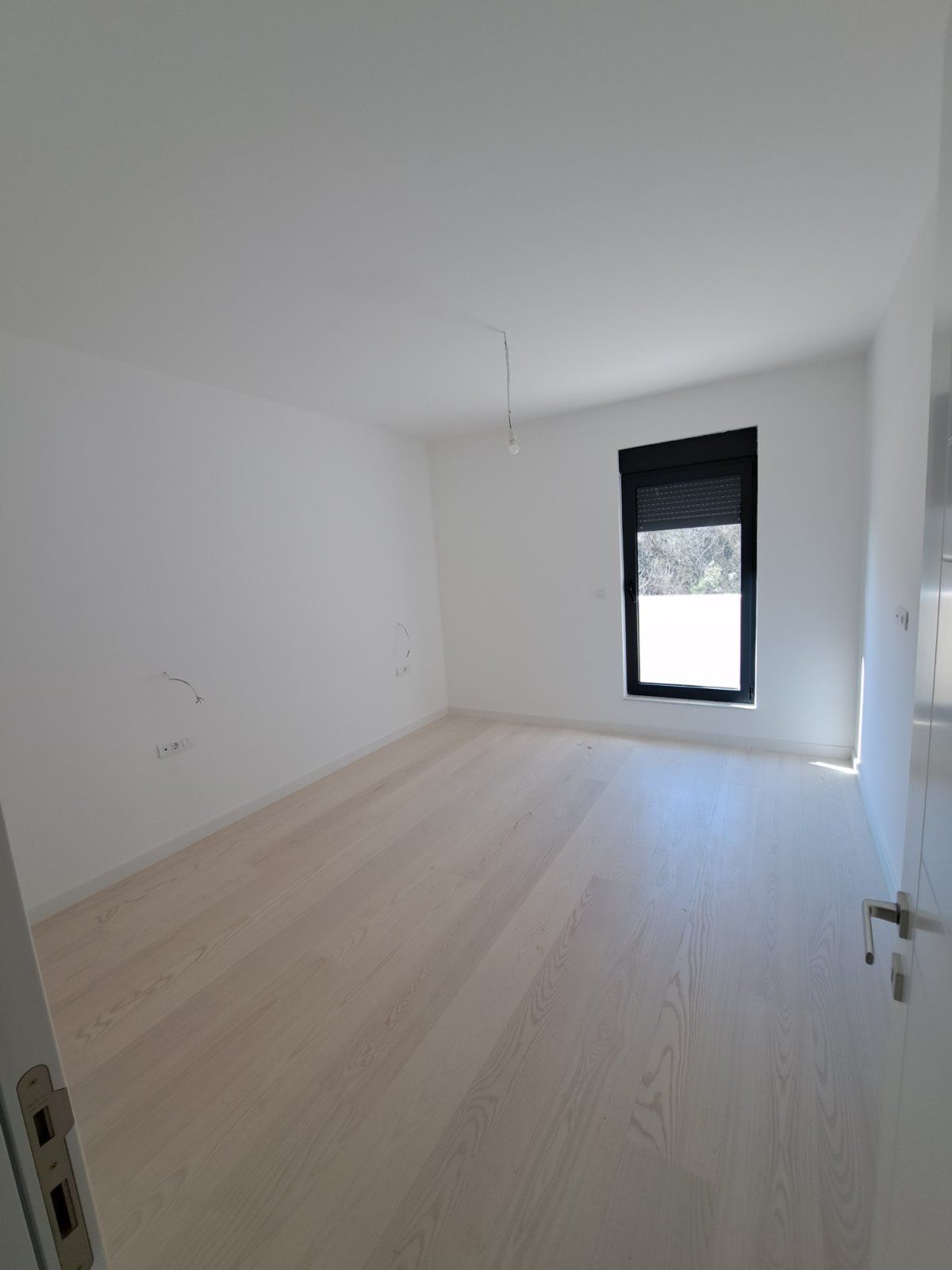 Na prodaju je nov, luksuzni trosoban penthouse površine 146 m², sa dodatnih 120 m² krovne terase i dva garažna mesta- Dubovica Lux, Budva - Amfora Real Estate