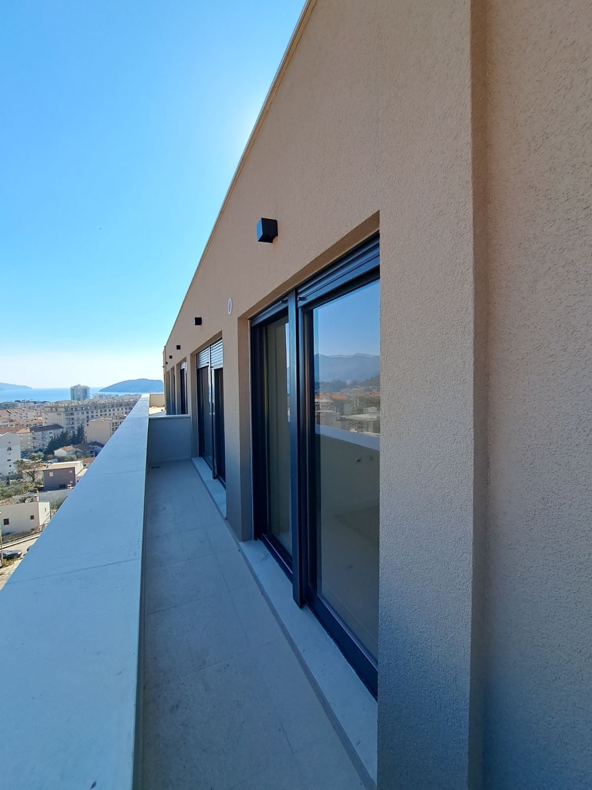 Na prodaju je nov, luksuzni trosoban penthouse površine 146 m², sa dodatnih 120 m² krovne terase i dva garažna mesta- Dubovica Lux, Budva - Amfora Real Estate