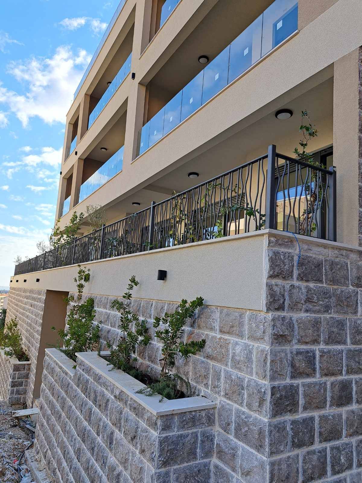 Na prodaju je nov, luksuzni trosoban penthouse površine 146 m², sa dodatnih 120 m² krovne terase i dva garažna mesta- Dubovica Lux, Budva - Amfora Real Estate