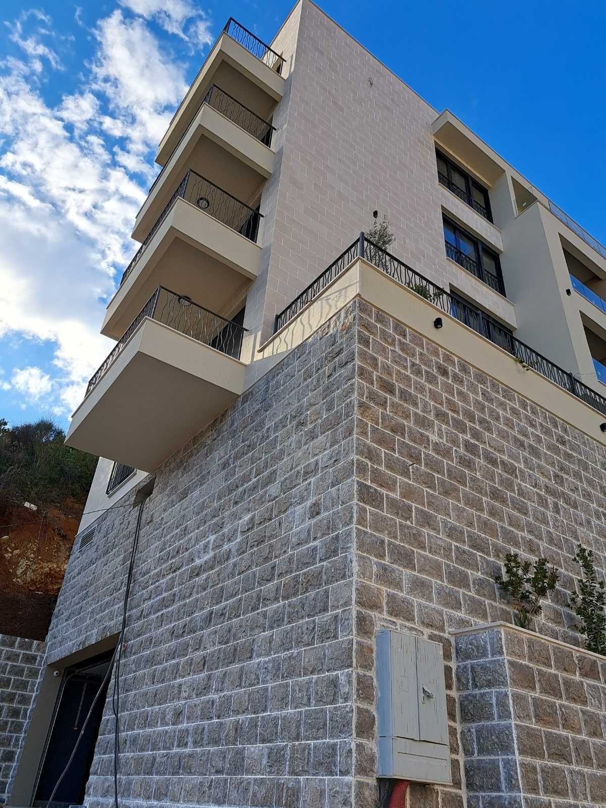 Na prodaju je nov, luksuzni trosoban penthouse površine 146 m², sa dodatnih 120 m² krovne terase i dva garažna mesta- Dubovica Lux, Budva - Amfora Real Estate