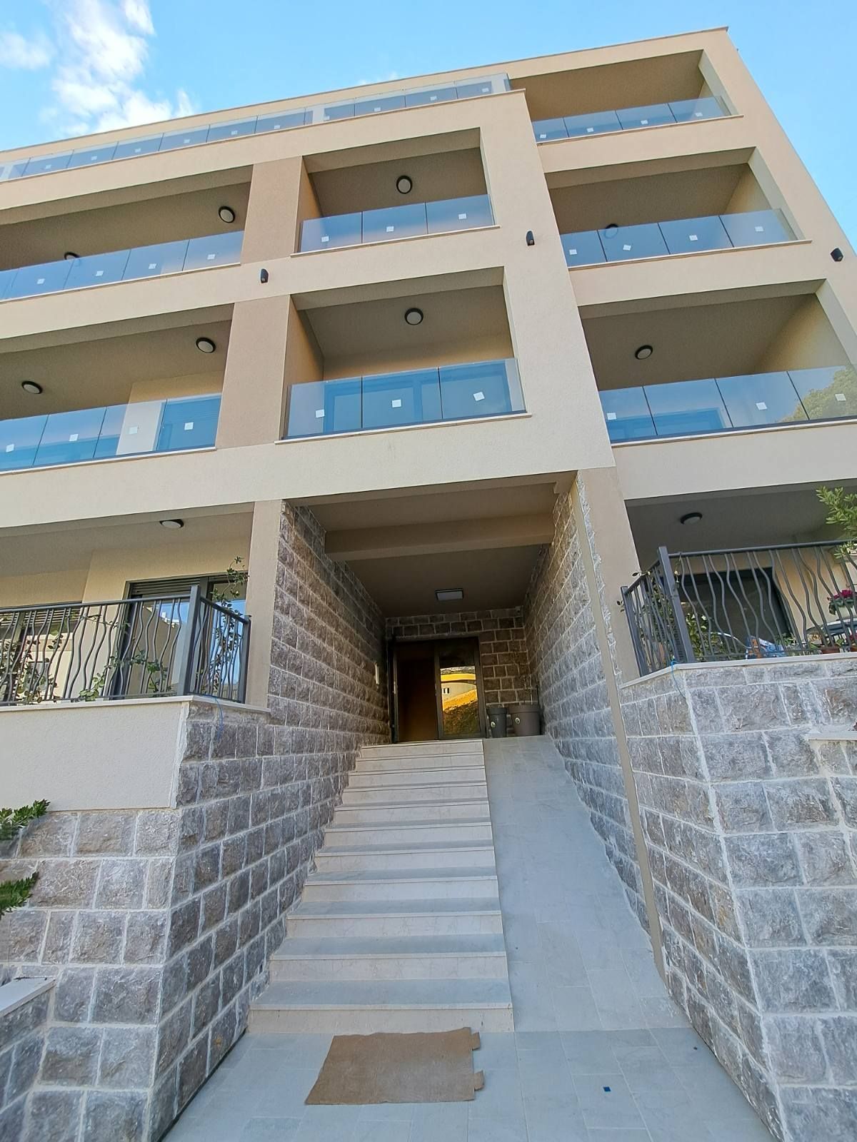 Na prodaju je nov, luksuzni trosoban penthouse površine 146 m², sa dodatnih 120 m² krovne terase i dva garažna mesta- Dubovica Lux, Budva - Amfora Real Estate