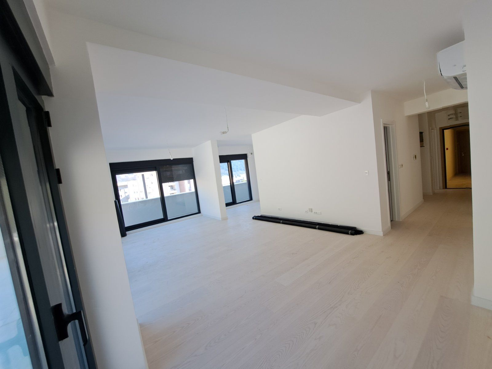 Na prodaju je nov, luksuzni trosoban penthouse površine 146 m², sa dodatnih 120 m² krovne terase i dva garažna mesta- Dubovica Lux, Budva - Amfora Real Estate