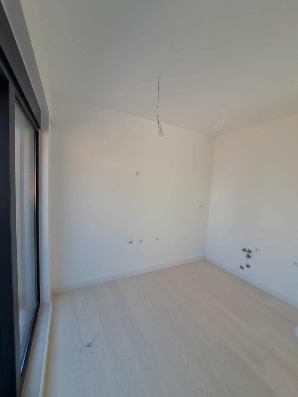 Na prodaju je nov, luksuzni trosoban penthouse površine 146 m², sa dodatnih 120 m² krovne terase i dva garažna mesta- Dubovica Lux, Budva - Amfora Real Estate