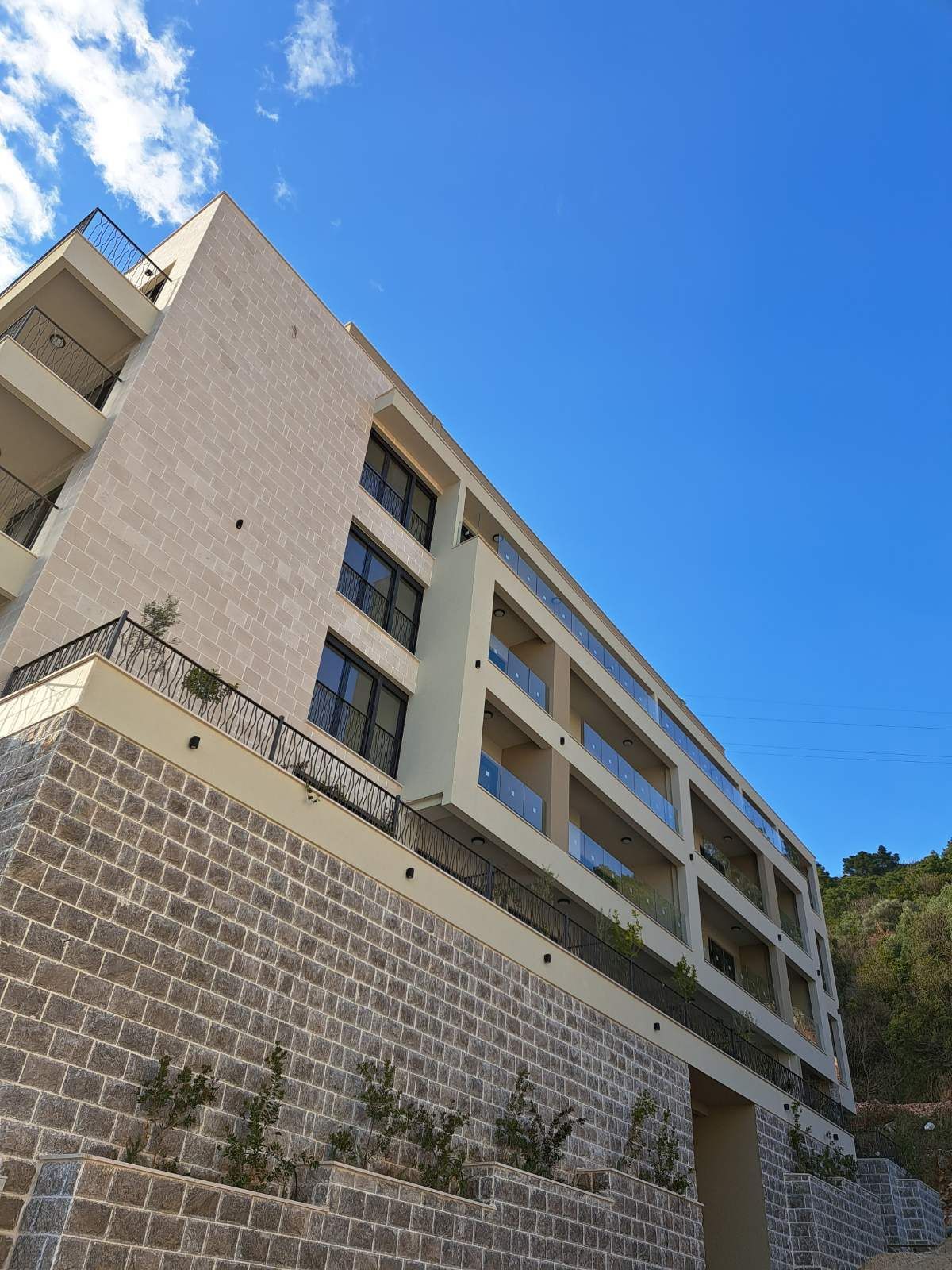 Na prodaju je nov, luksuzni trosoban penthouse površine 146 m², sa dodatnih 120 m² krovne terase i dva garažna mesta- Dubovica Lux, Budva - Amfora Real Estate