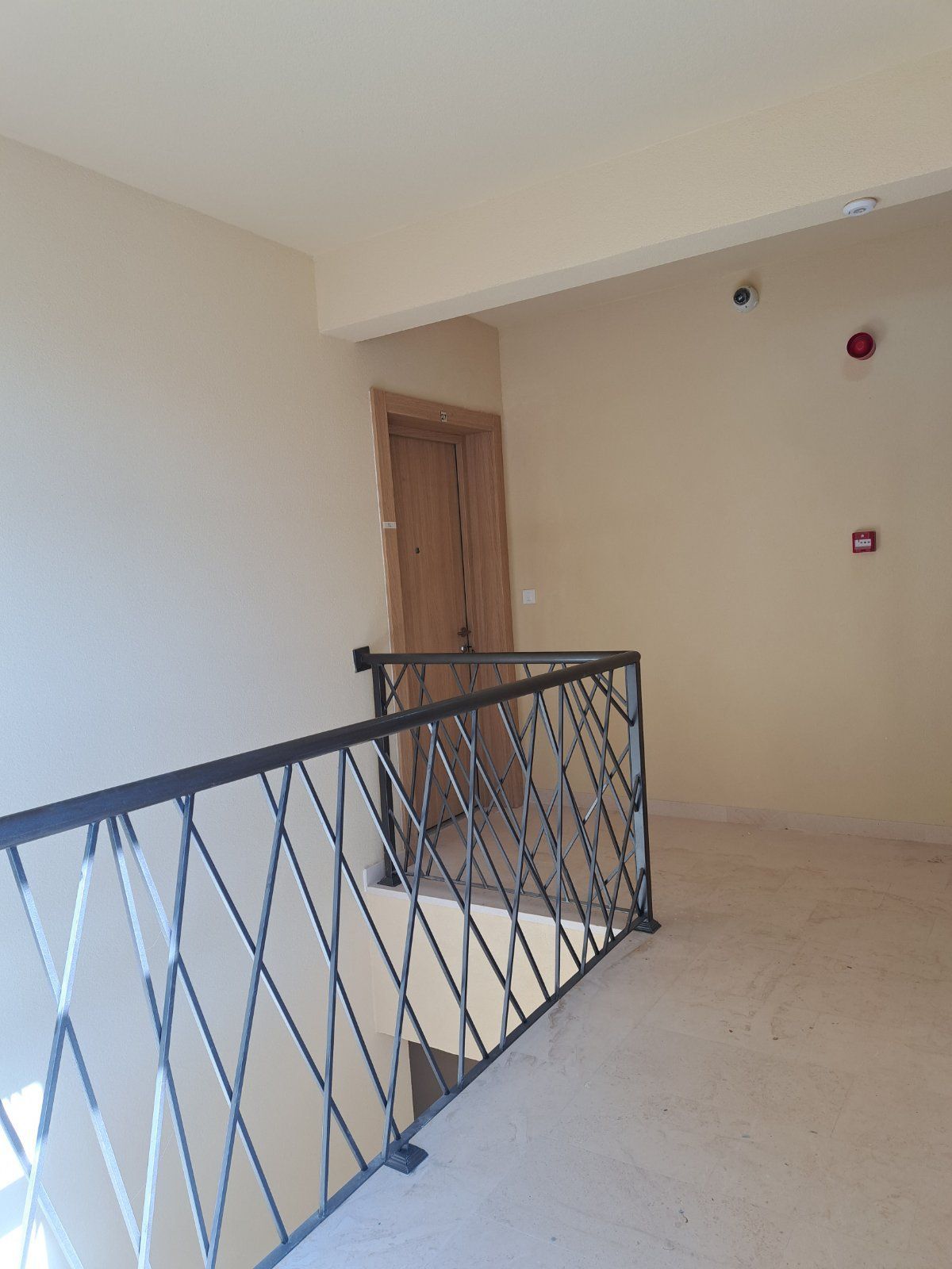 Na prodaju je nov, luksuzni trosoban penthouse površine 146 m², sa dodatnih 120 m² krovne terase i dva garažna mesta- Dubovica Lux, Budva - Amfora Real Estate