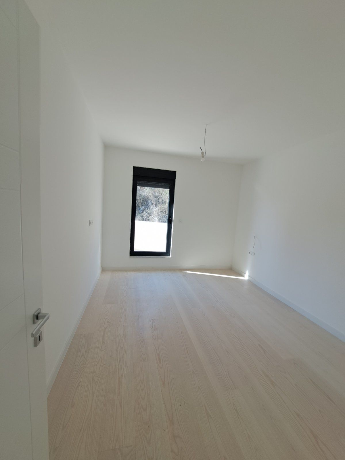 Na prodaju je nov, luksuzni trosoban penthouse površine 146 m², sa dodatnih 120 m² krovne terase i dva garažna mesta- Dubovica Lux, Budva - Amfora Real Estate