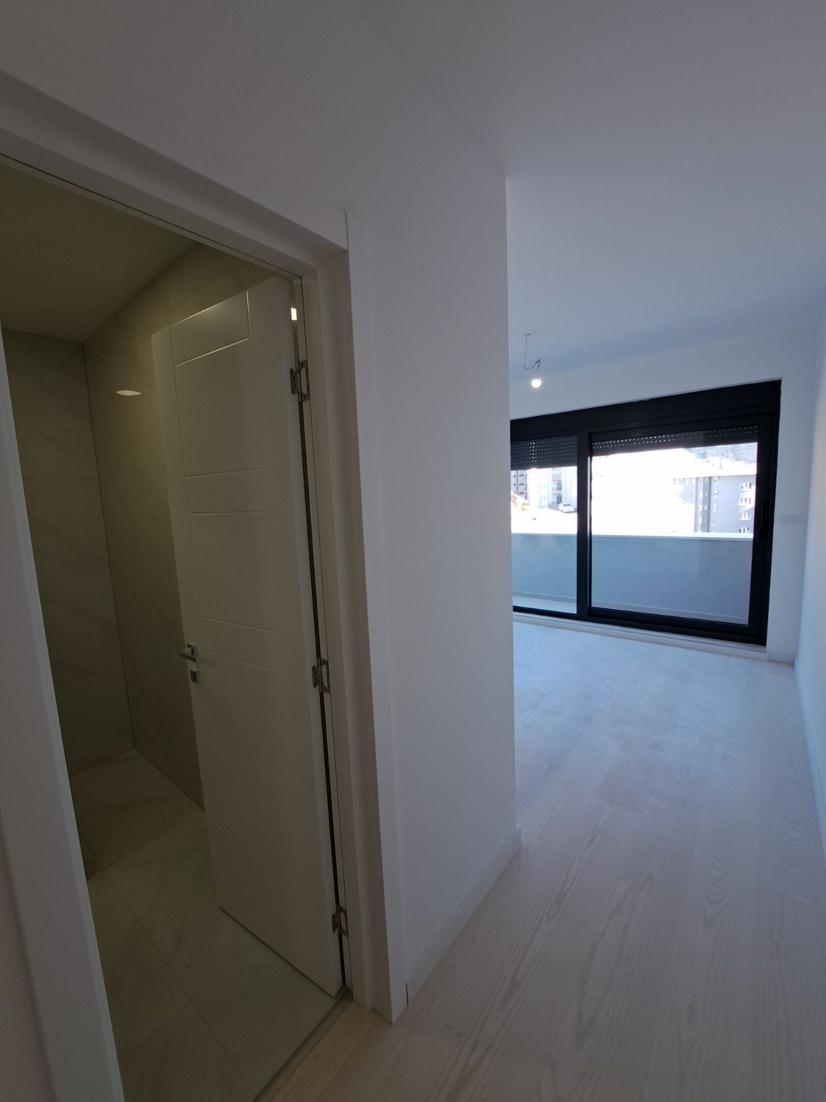 Na prodaju je nov, luksuzni trosoban penthouse površine 146 m², sa dodatnih 120 m² krovne terase i dva garažna mesta- Dubovica Lux, Budva - Amfora Real Estate