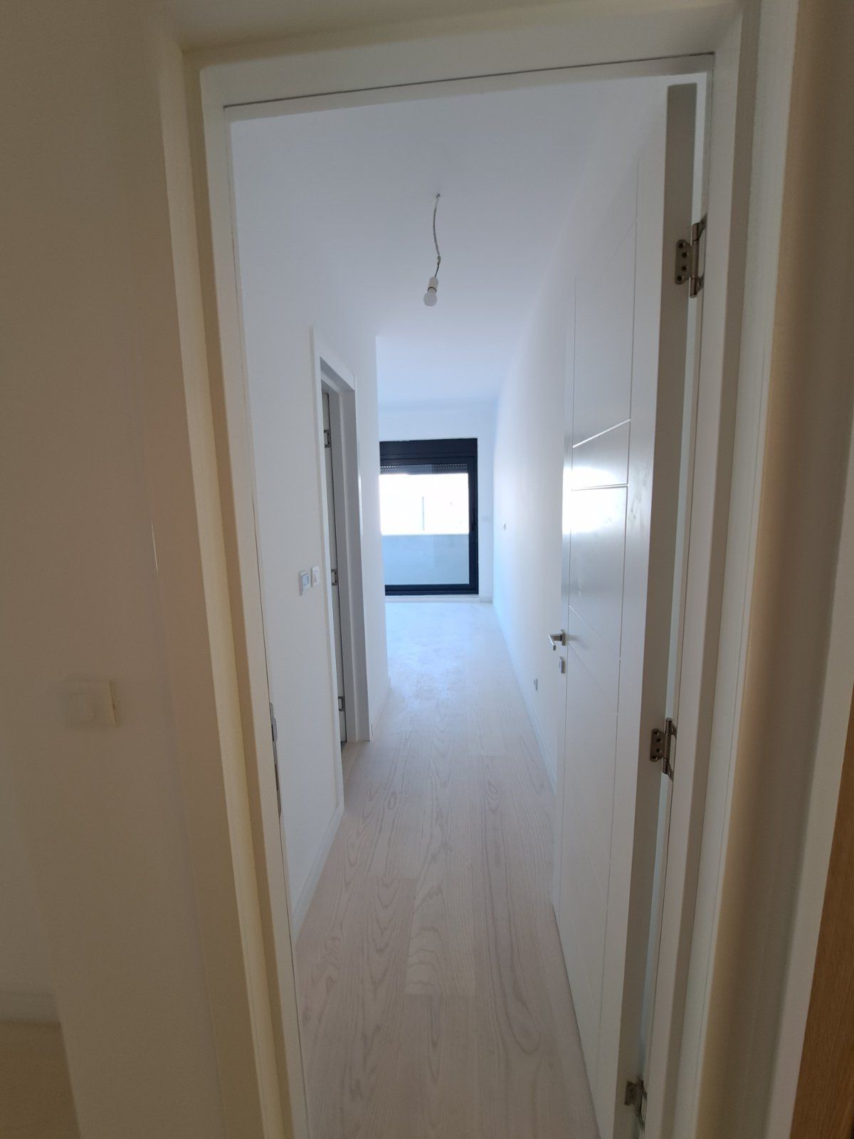 Na prodaju je nov, luksuzni trosoban penthouse površine 146 m², sa dodatnih 120 m² krovne terase i dva garažna mesta- Dubovica Lux, Budva - Amfora Real Estate