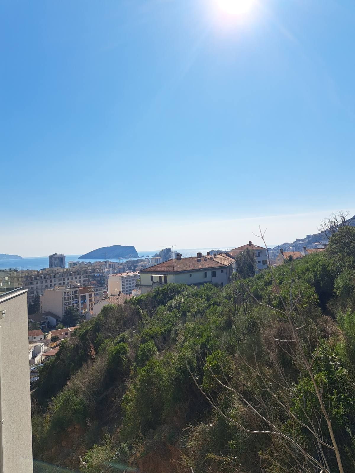 Na prodaju je nov, luksuzni trosoban penthouse površine 146 m², sa dodatnih 120 m² krovne terase i dva garažna mesta- Dubovica Lux, Budva - Amfora Real Estate