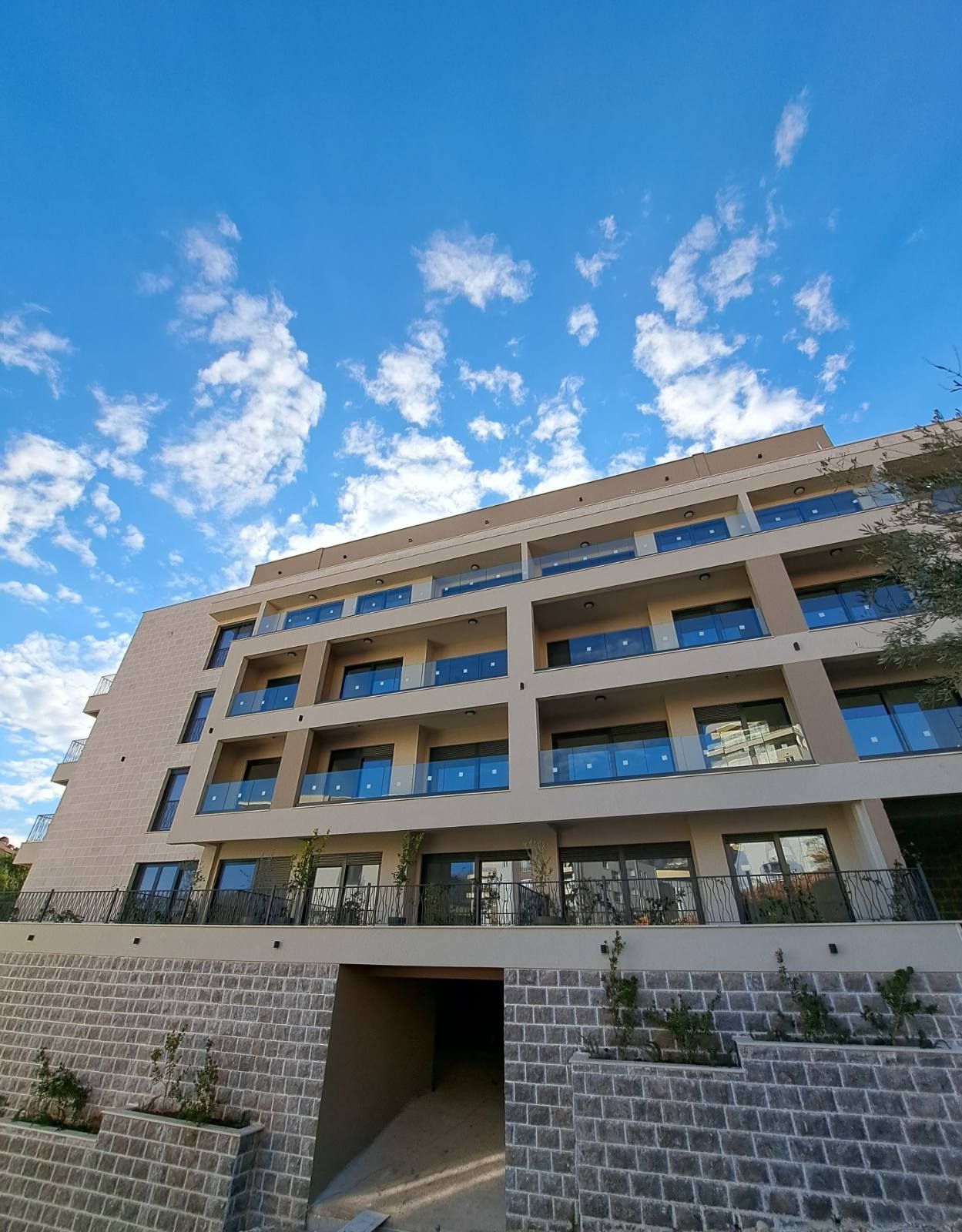 Na prodaju je nov, luksuzni trosoban penthouse površine 146 m², sa dodatnih 120 m² krovne terase i dva garažna mesta- Dubovica Lux, Budva - Amfora Real Estate